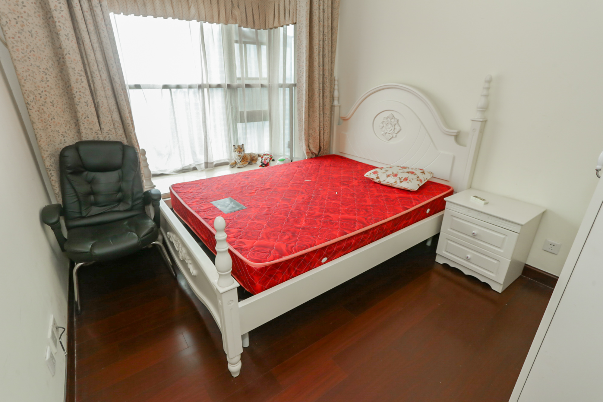 恒大华府  3室2厅1卫    201.0万卧室