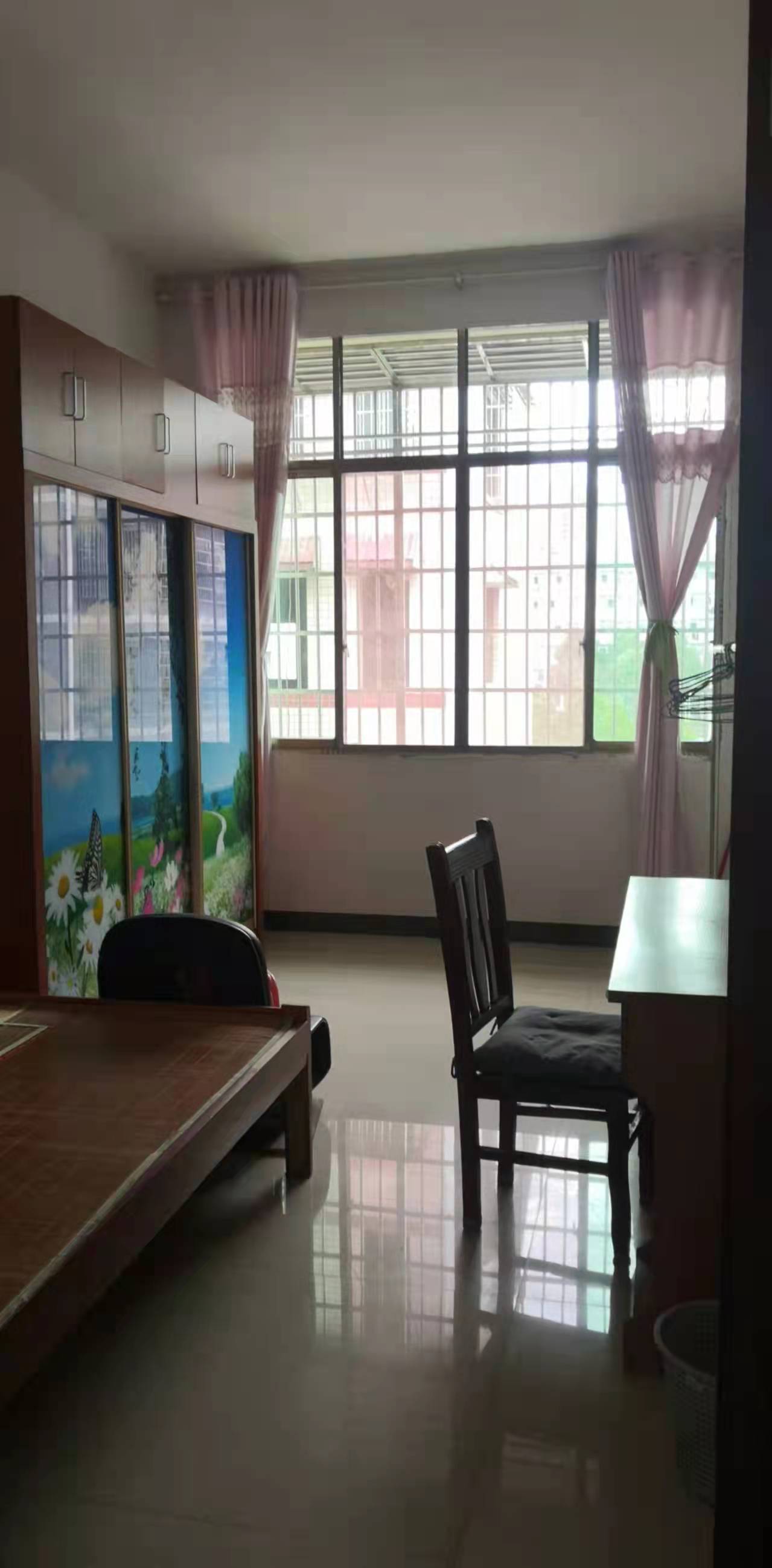 乌金安置小区  3室2厅2卫    1100.0元/月 乌金安置小区  3室2厅2卫    1100.0元/月室内图