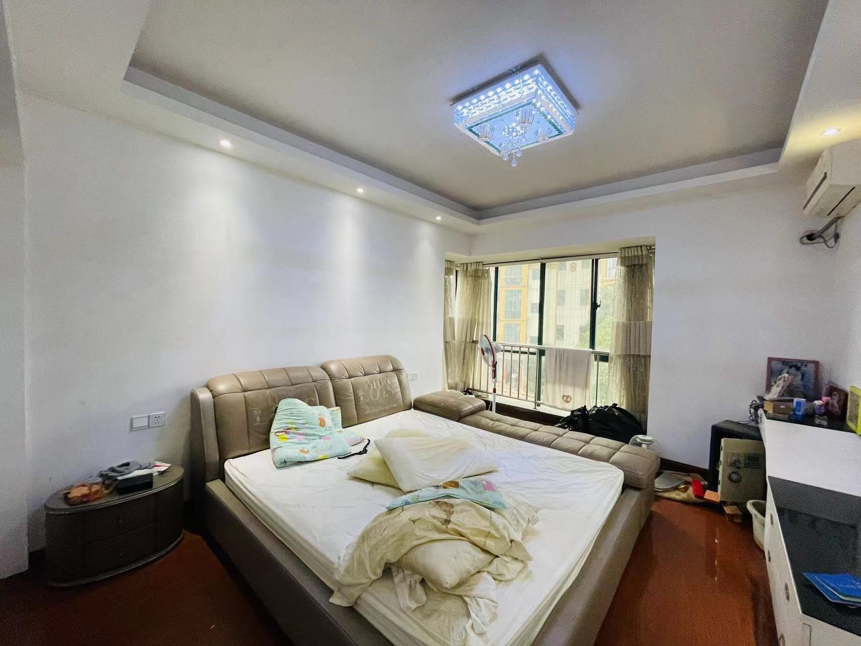 经世皇城 3室2厅2卫 88.0万 经世皇城 3室2厅2卫 88.0万客厅