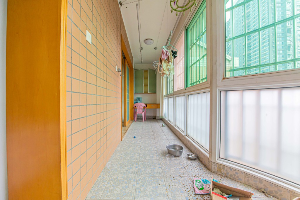 金秋小区  3室2厅2卫   115.00万阳台