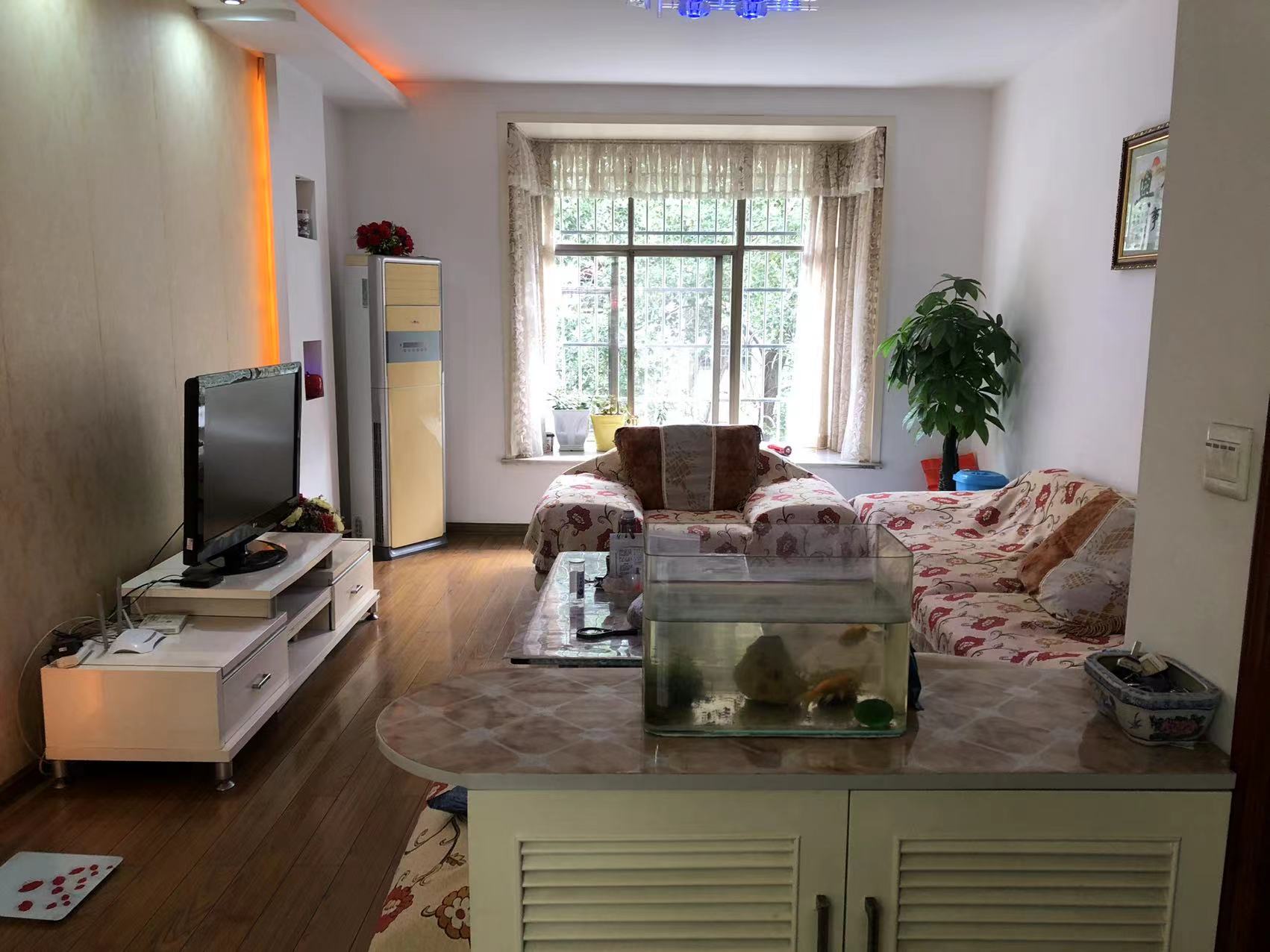 江南世家 3室2厅2卫 61.0万 江南世家 3室2厅2卫 61.0万客厅