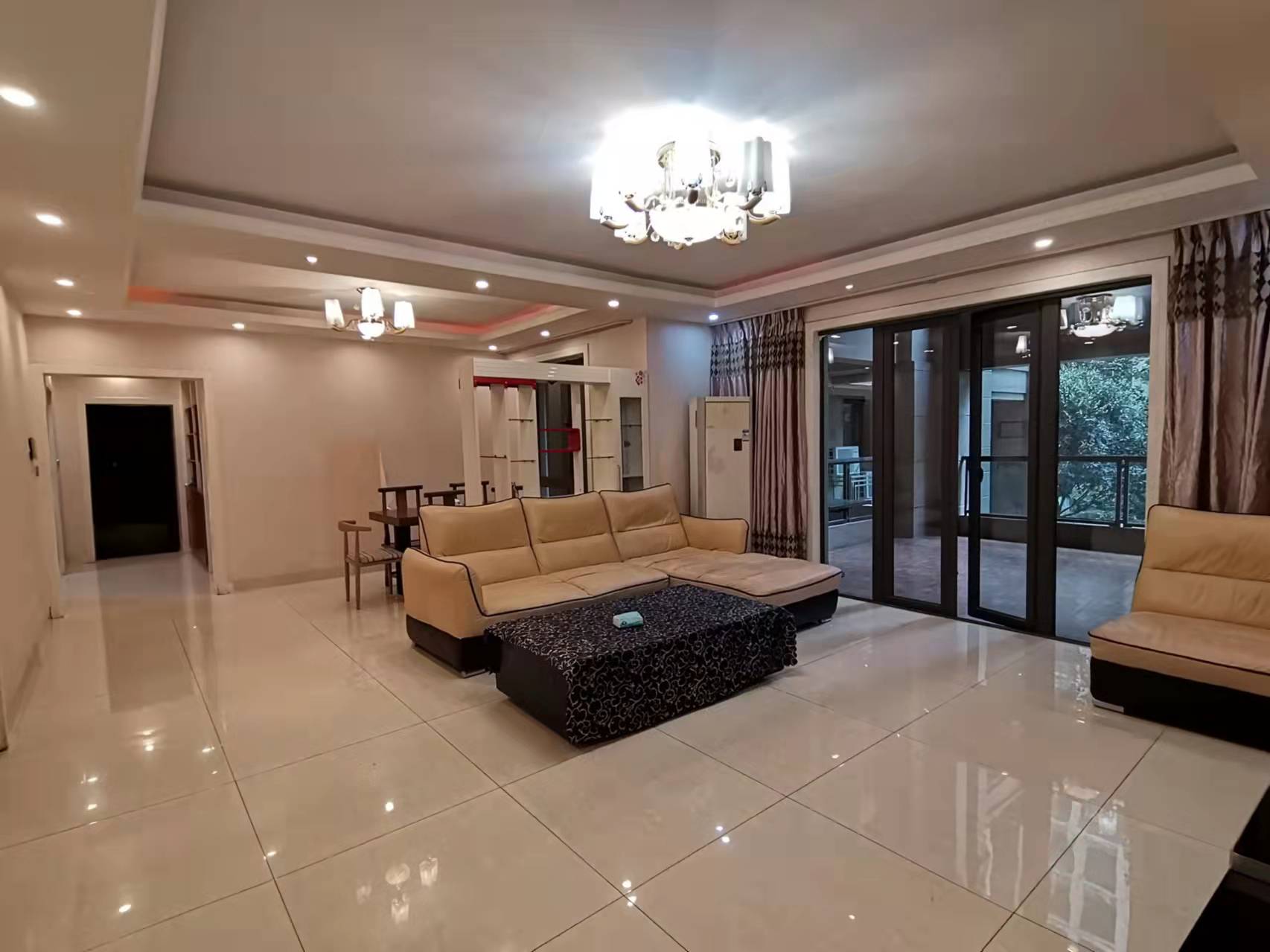 南湖国际3期  4室2厅1卫    3300.0元/月 南湖国际3期  4室2厅1卫    3300.0元/月室内图