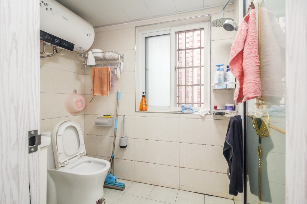 领东汇 4室2厅2卫 101.97万 领东汇 4室2厅2卫 101.97万卫生间