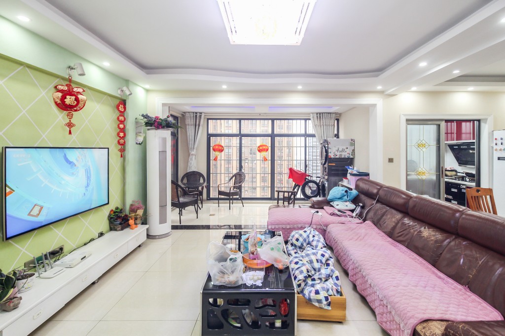 领东汇 4室2厅2卫 101.97万 领东汇 4室2厅2卫 101.97万客厅