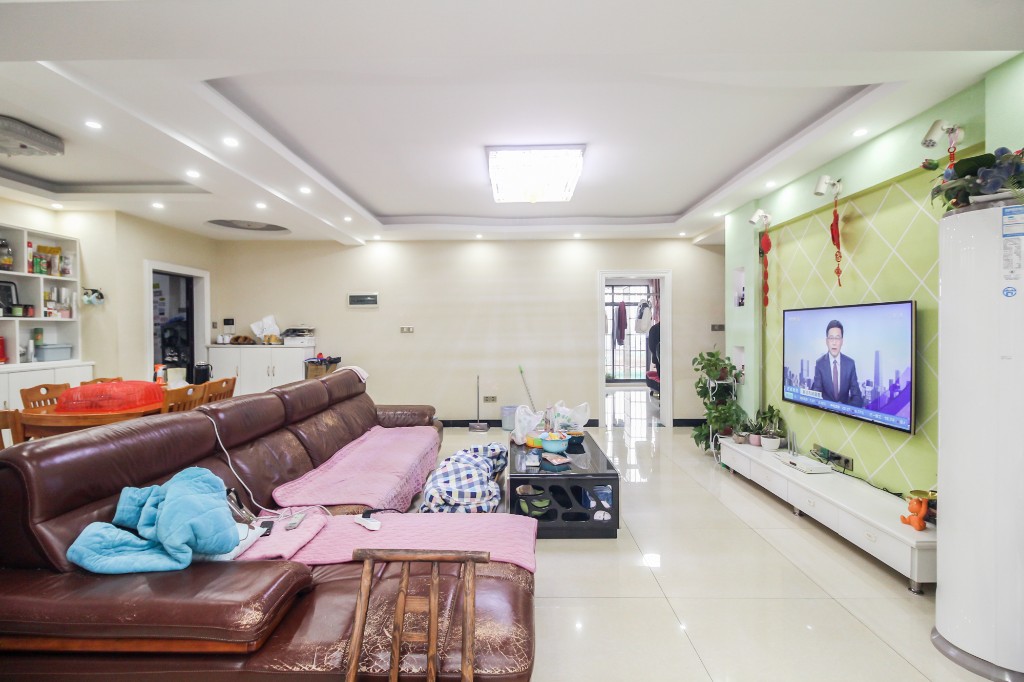 领东汇 4室2厅2卫 101.97万 领东汇 4室2厅2卫 101.97万客厅