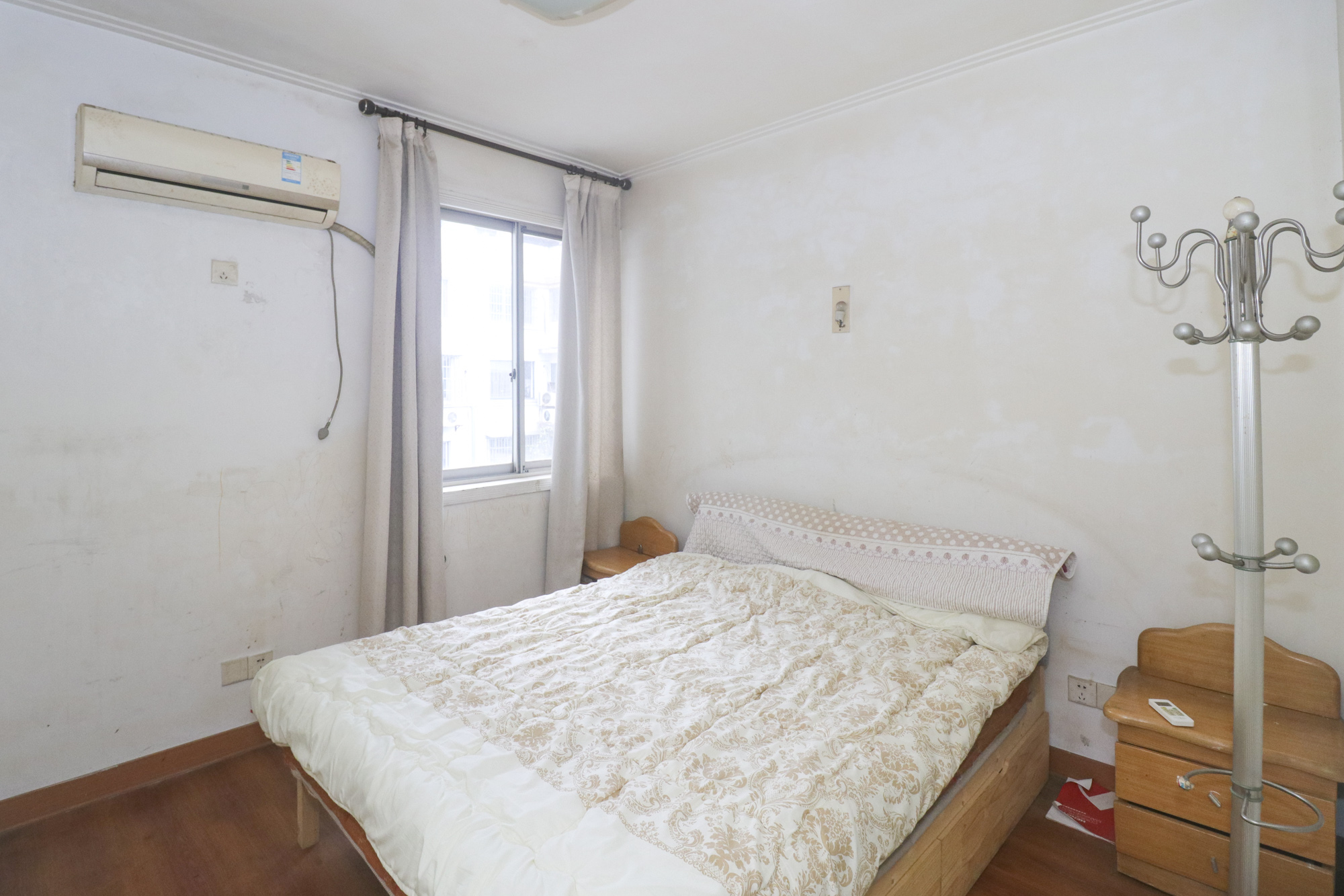咸嘉新村嘉兴苑  3室2厅2卫   86.00万卧室