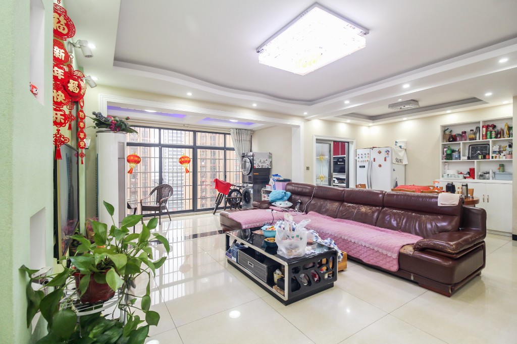 领东汇 4室2厅2卫 101.97万 领东汇 4室2厅2卫 101.97万客厅