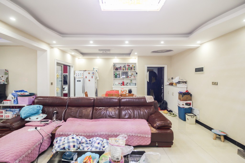 领东汇 4室2厅2卫 101.97万 领东汇 4室2厅2卫 101.97万客厅