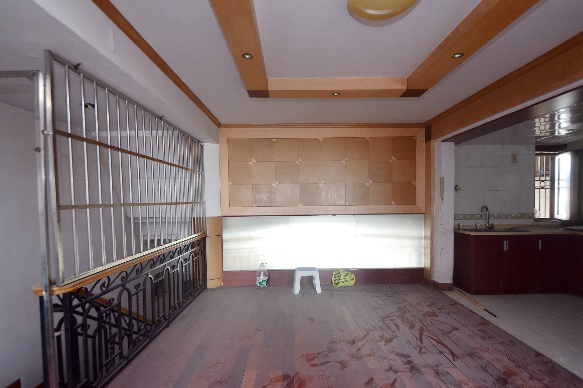 亮丽阁公寓  5室3厅2卫   152.00万卧室
