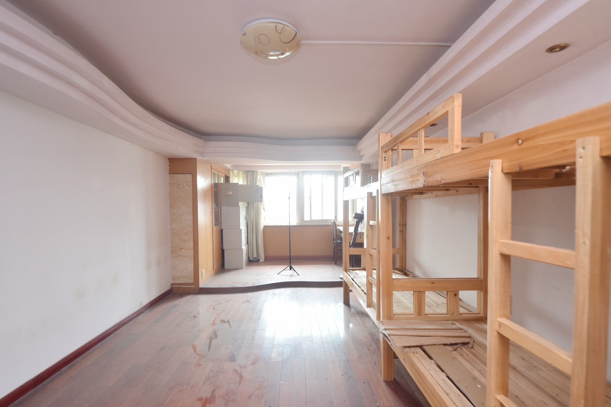 亮丽阁公寓  5室3厅2卫   152.00万卧室