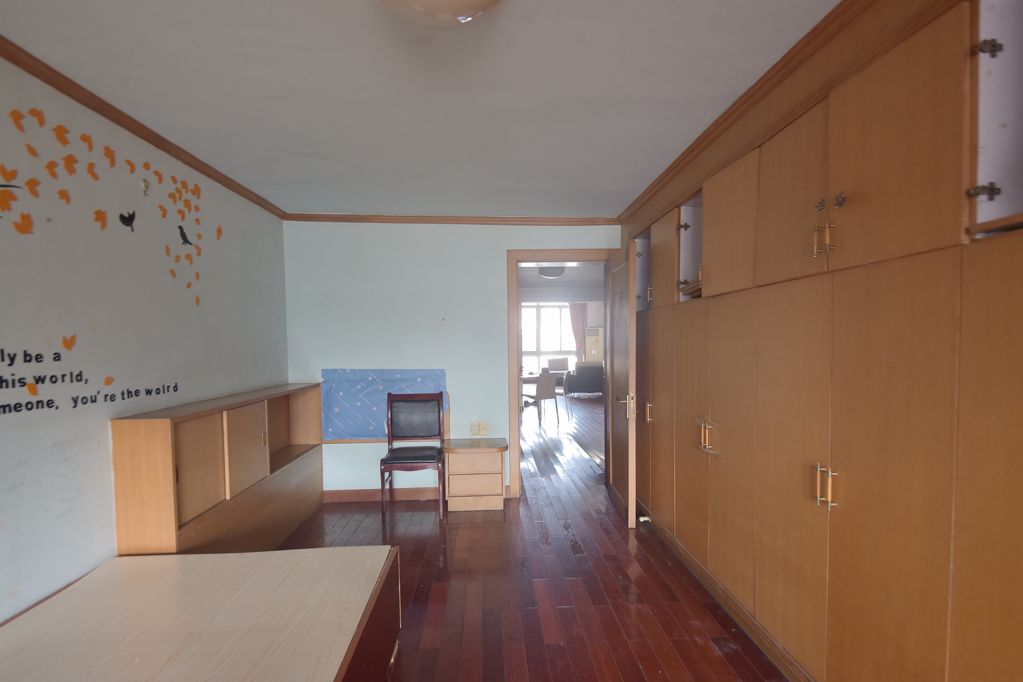 亮丽阁公寓  5室3厅2卫   152.00万卧室