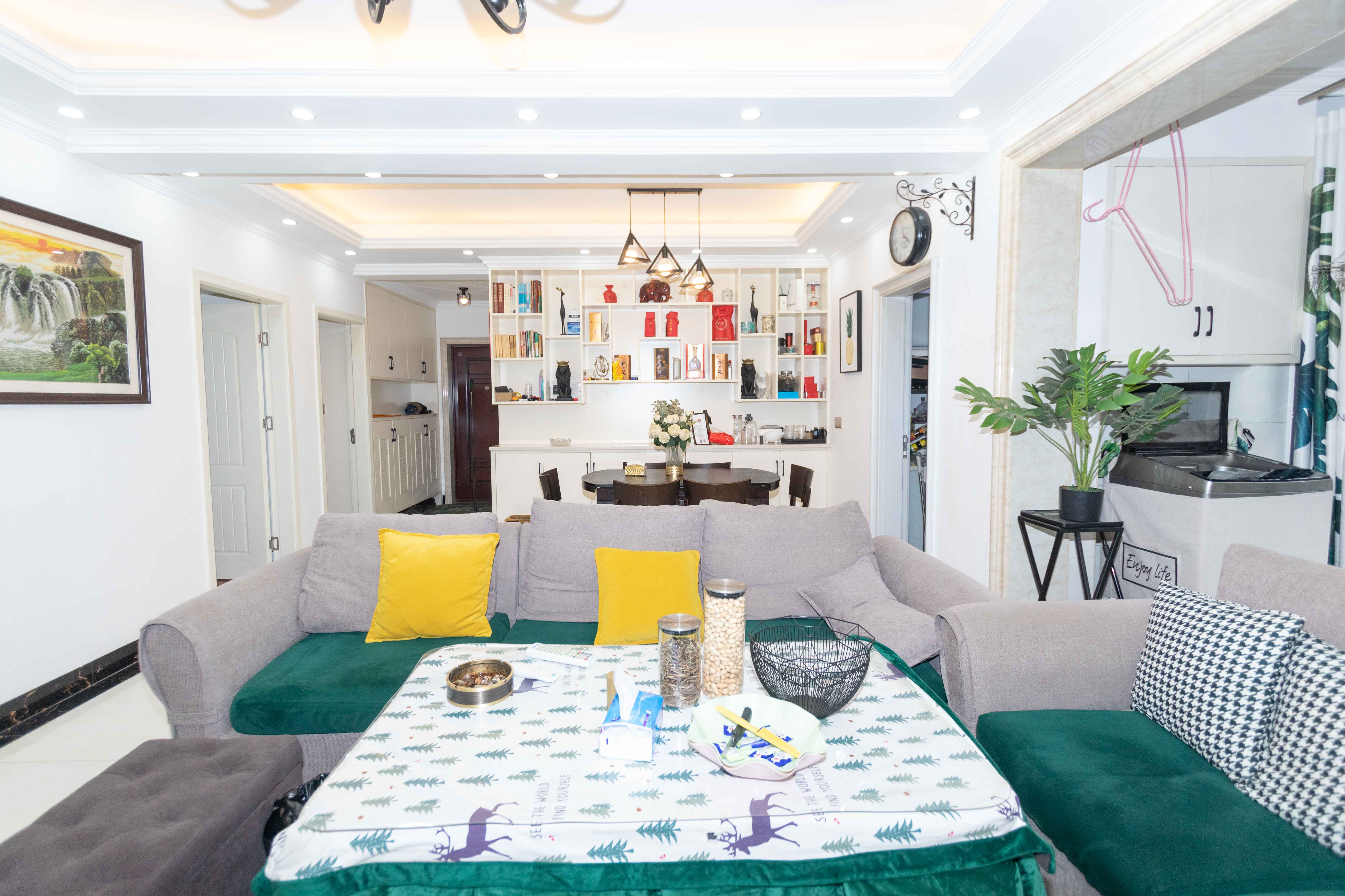 南庭城果  4室2厅2卫    112.5万客厅