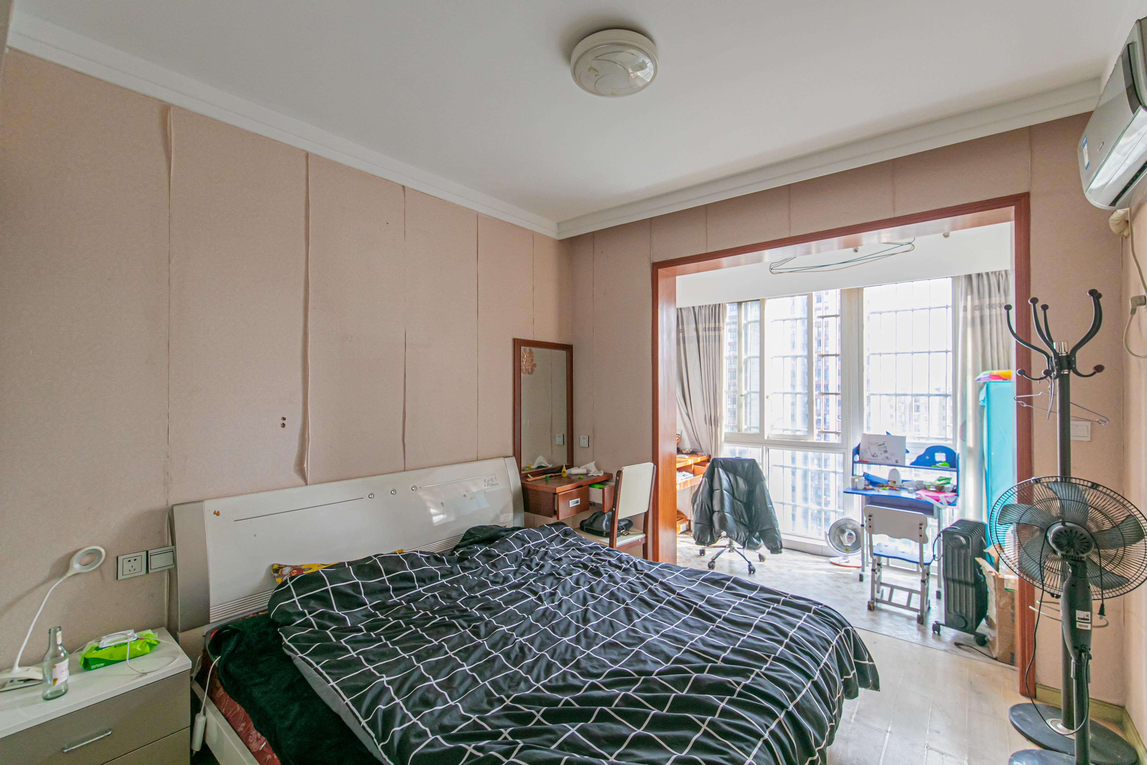 彩都公寓  2室1厅1卫    53.0万 彩都公寓  2室1厅1卫    53.0万卧室