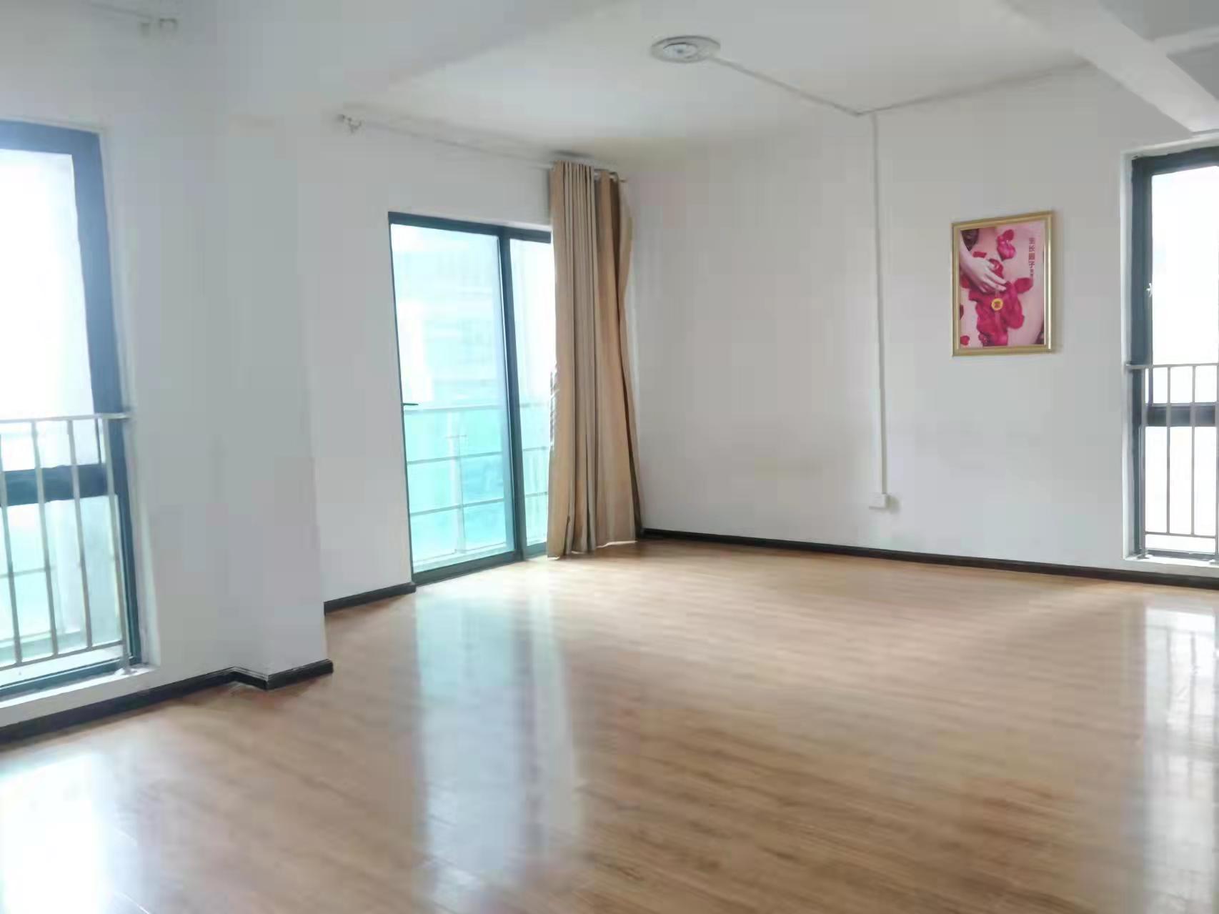 中天会展城B区  4室2厅2卫   140.00万客厅