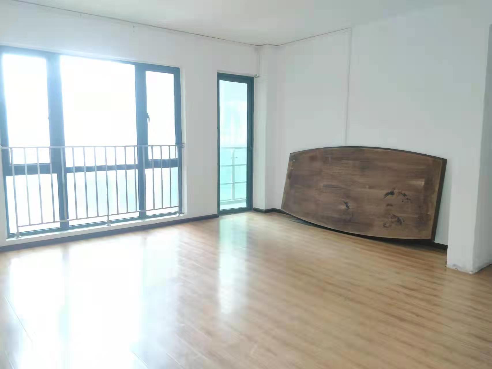 中天会展城B区  4室2厅2卫   140.00万客厅