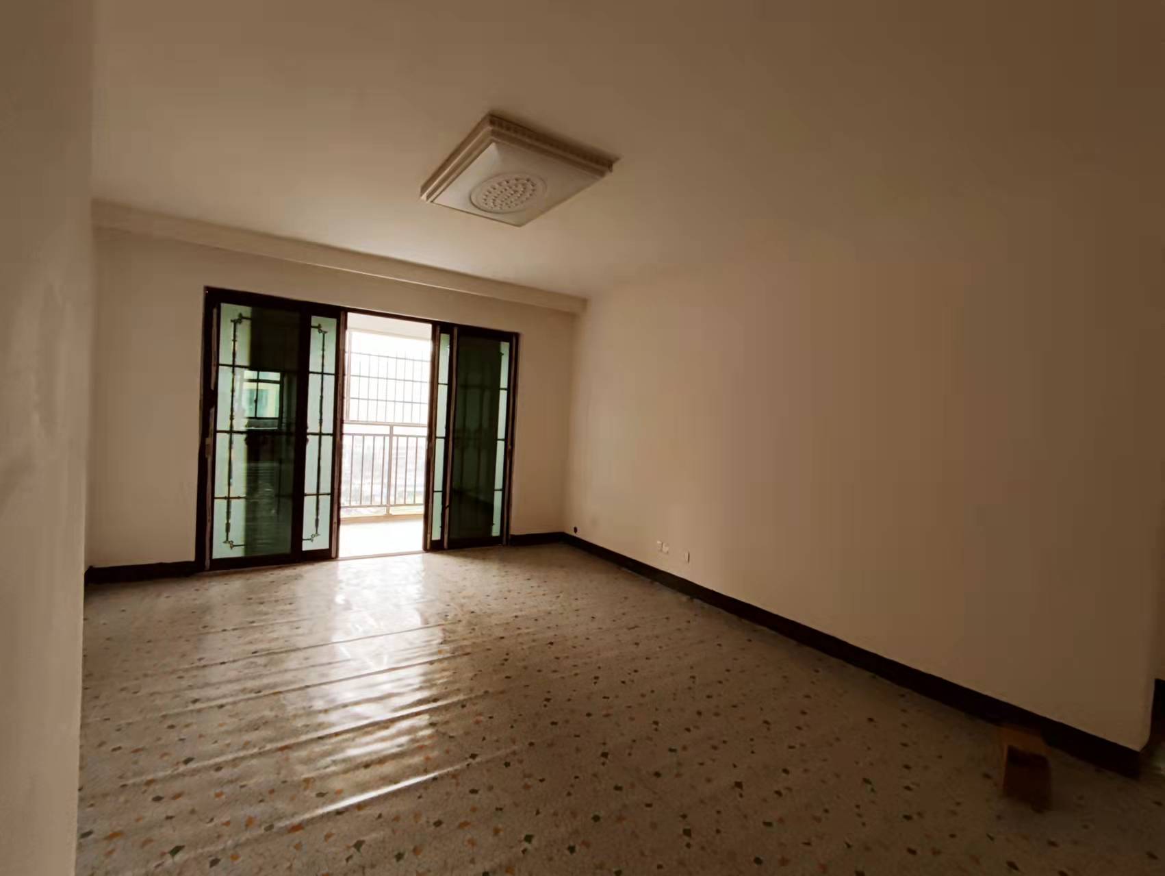 南坪花苑  3室2厅2卫    1800.0元/月 南坪花苑  3室2厅2卫    1800.0元/月室内图