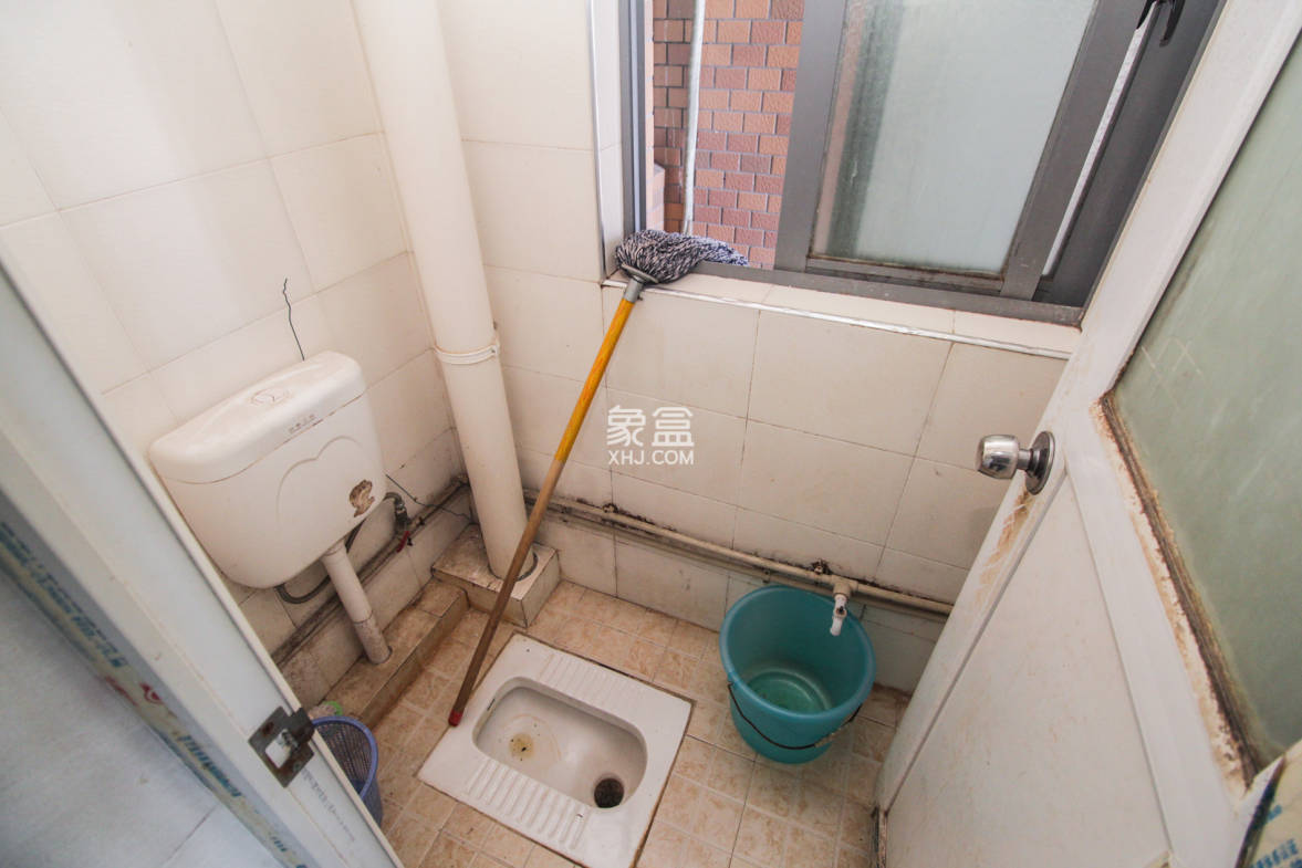 上海城小区  1室1厅1卫    36.0万卫生间
