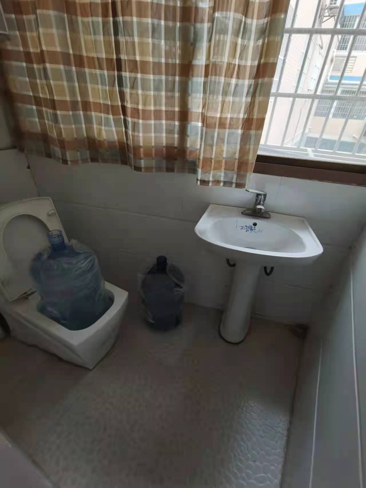 人事局家属房 2室2厅2卫 32.0万 人事局家属房 2室2厅2卫 32.0万卫生间