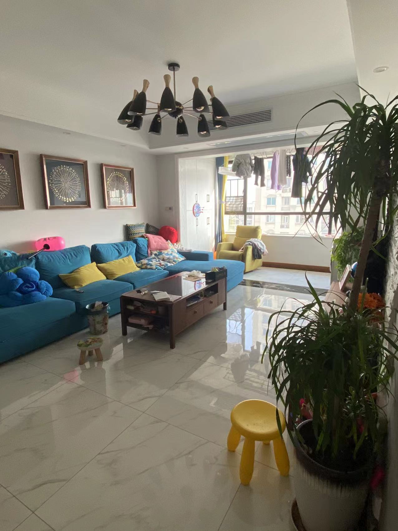 康馨佳园 3室2厅2卫 92.8万 康馨佳园 3室2厅2卫 92.8万客厅