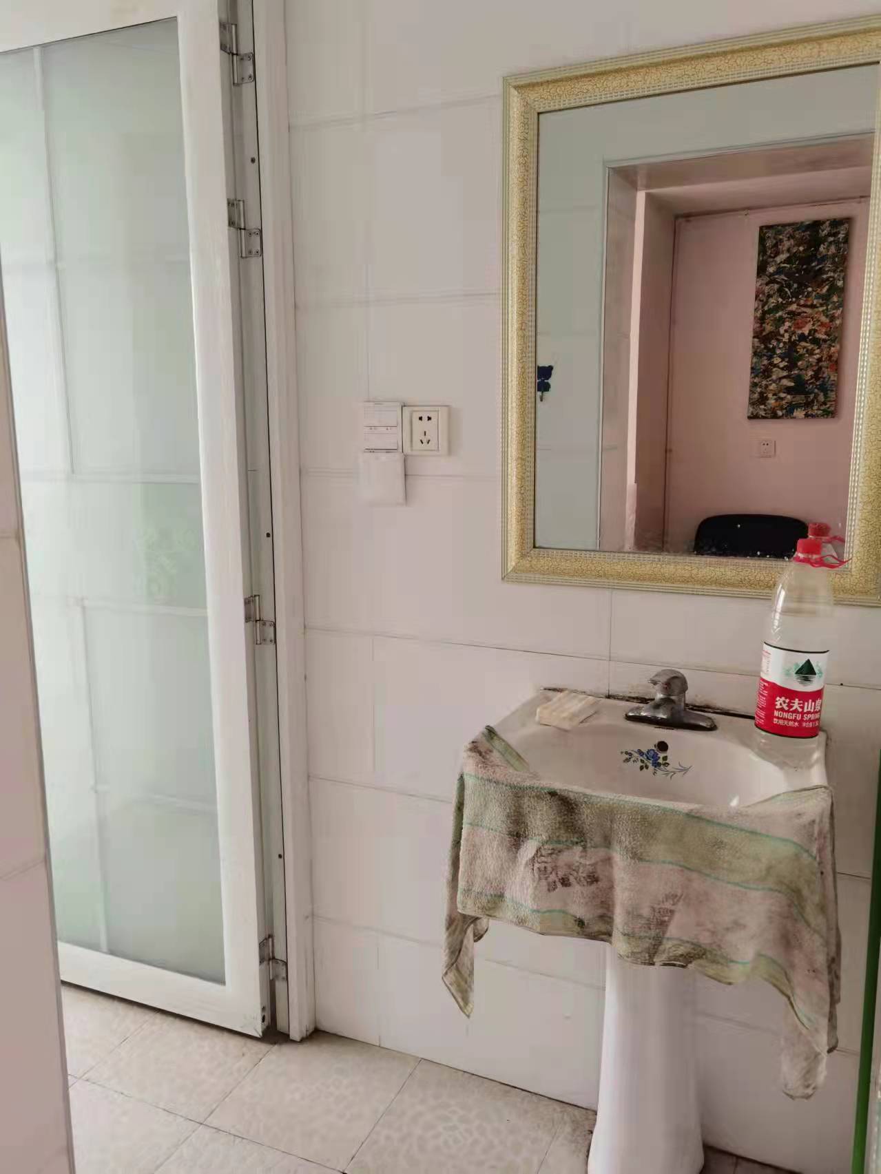 人事局家属房 2室2厅2卫 32.0万 人事局家属房 2室2厅2卫 32.0万卫生间