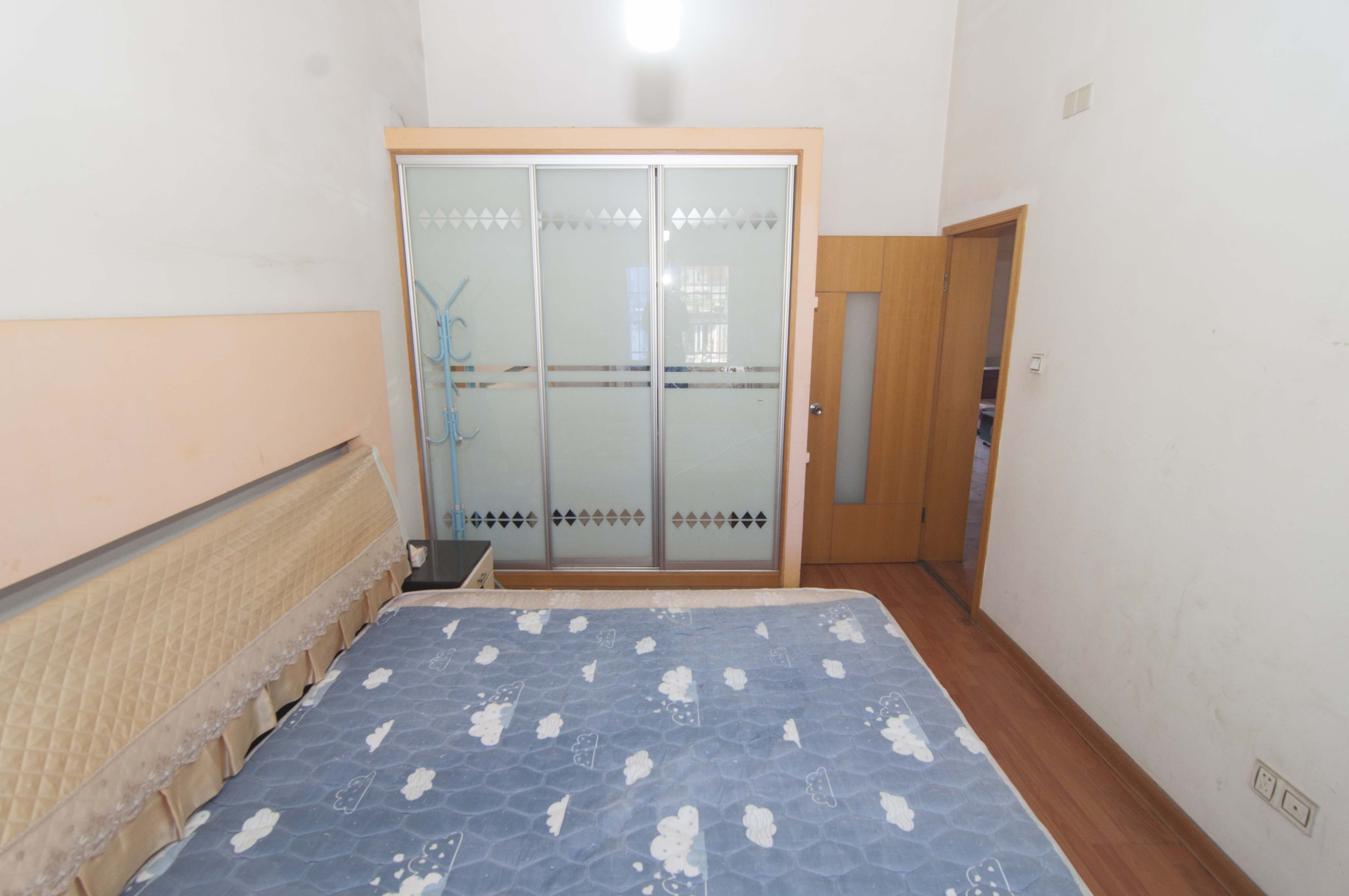 南锦家园  3室2厅1卫    73.99万卧室