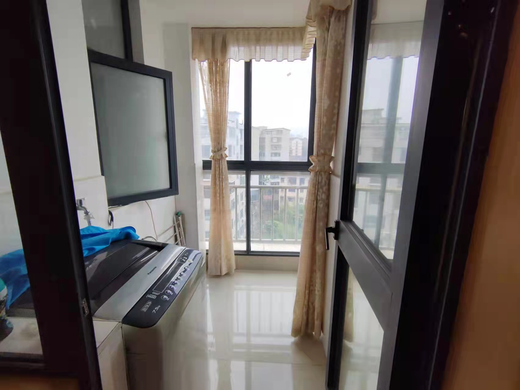 龙洲馨苑  2室2厅1卫    60.0万 龙洲馨苑  2室2厅1卫    60.0万客厅