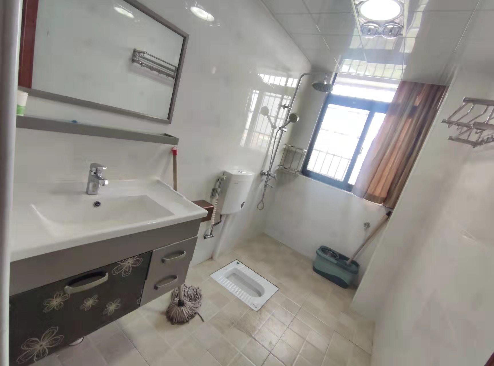 交滴水农居点安置区(新滴水安置区) 3室2厅2卫 1800.00元/月 交滴水农居点安置区(新滴水安置区) 3室2厅2卫 1800.00元/月室内图