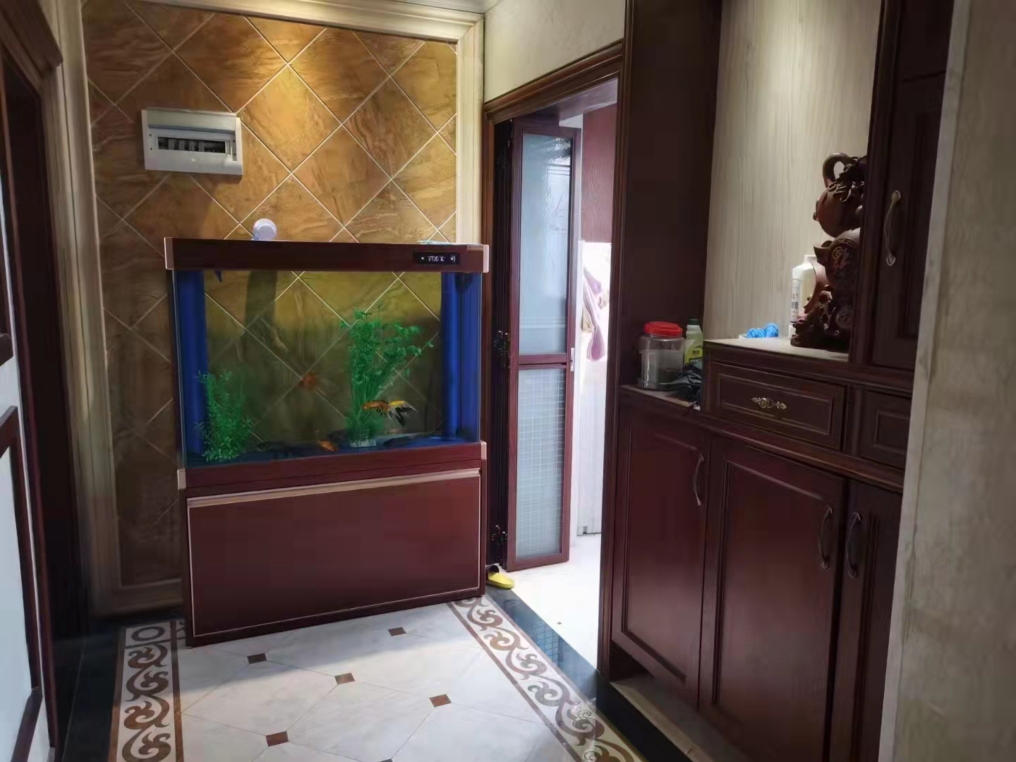 建设鑫苑  4室2厅2卫    195.0万客厅