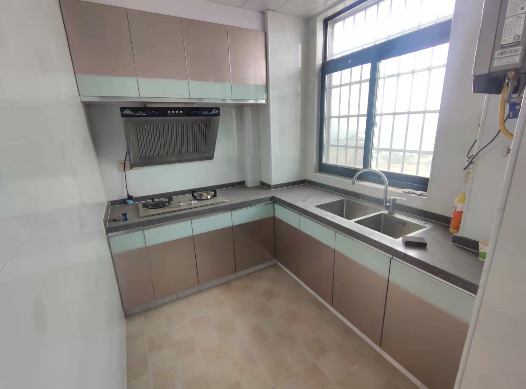 交滴水农居点安置区(新滴水安置区) 3室2厅2卫 1800.00元/月 交滴水农居点安置区(新滴水安置区) 3室2厅2卫 1800.00元/月室内图