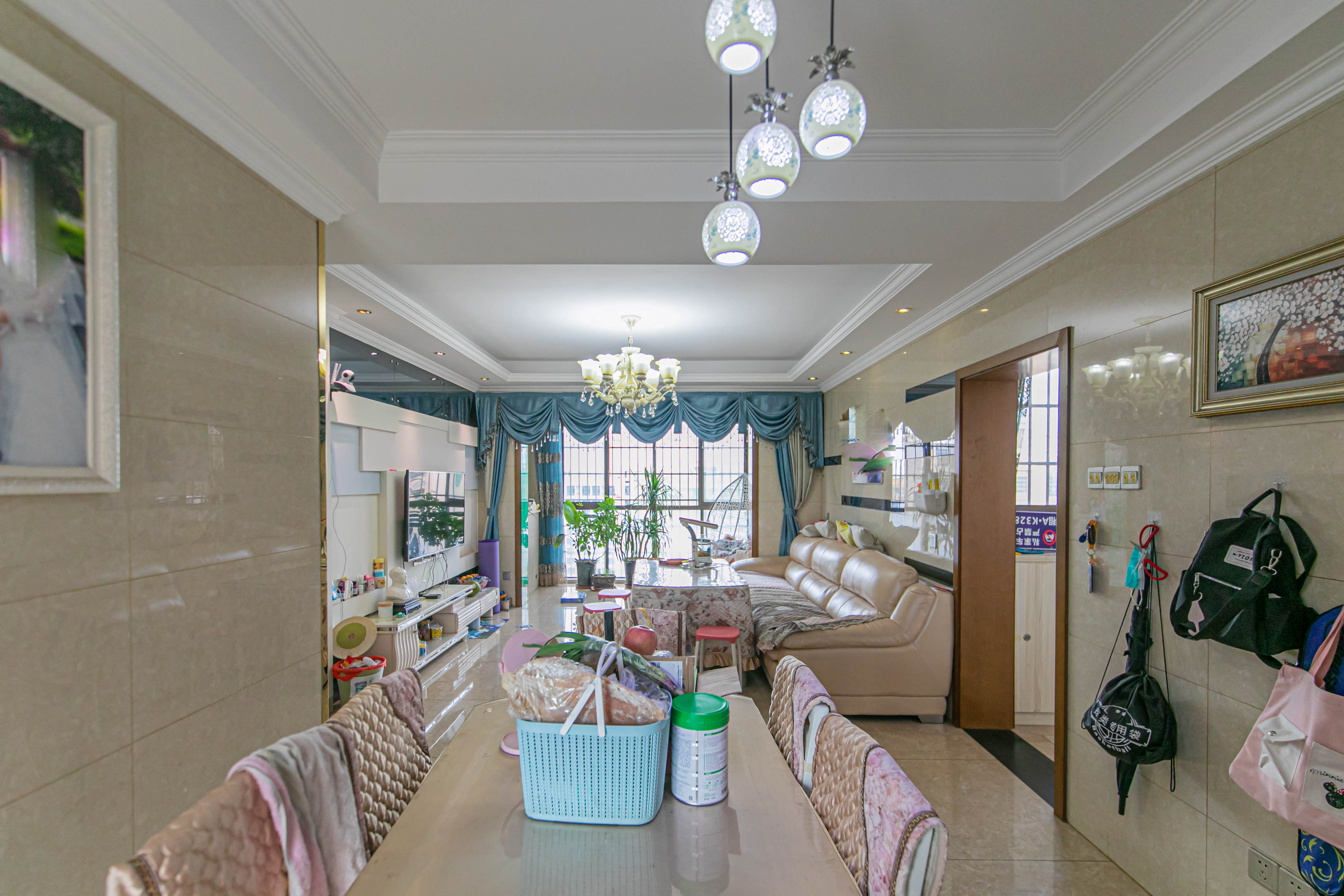 家和院  4室2厅2卫    118.7万客厅