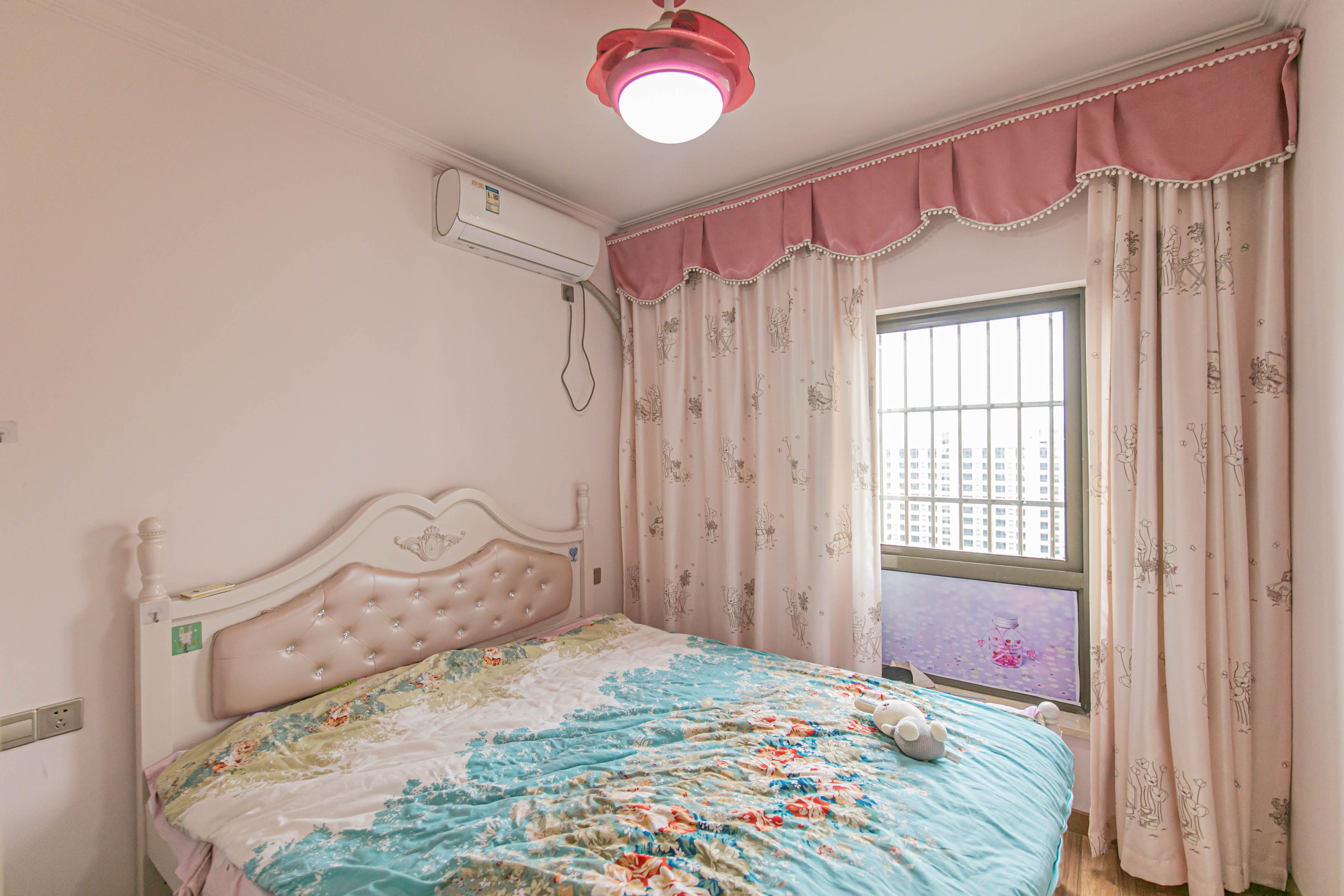 家和院  4室2厅2卫    118.7万卧室