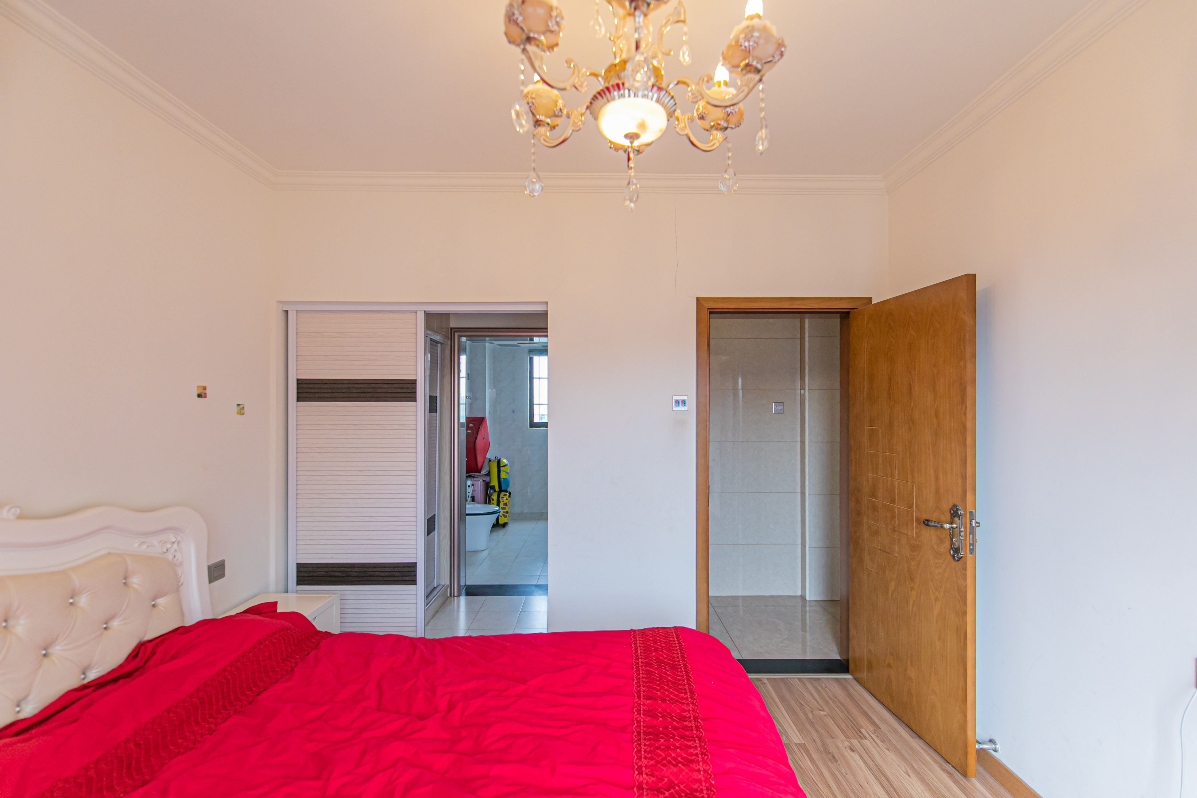 家和院  4室2厅2卫    118.7万卧室