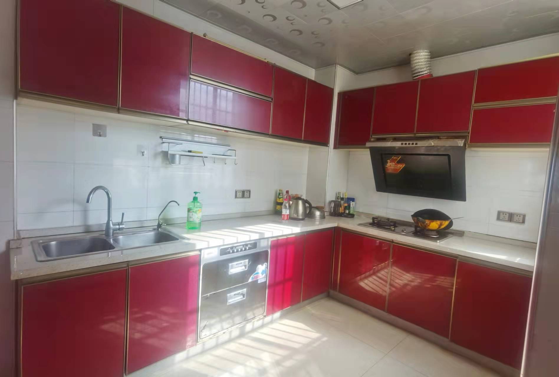 香山红叶  3室2厅2卫    84.8万 香山红叶  3室2厅2卫    84.8万厨房