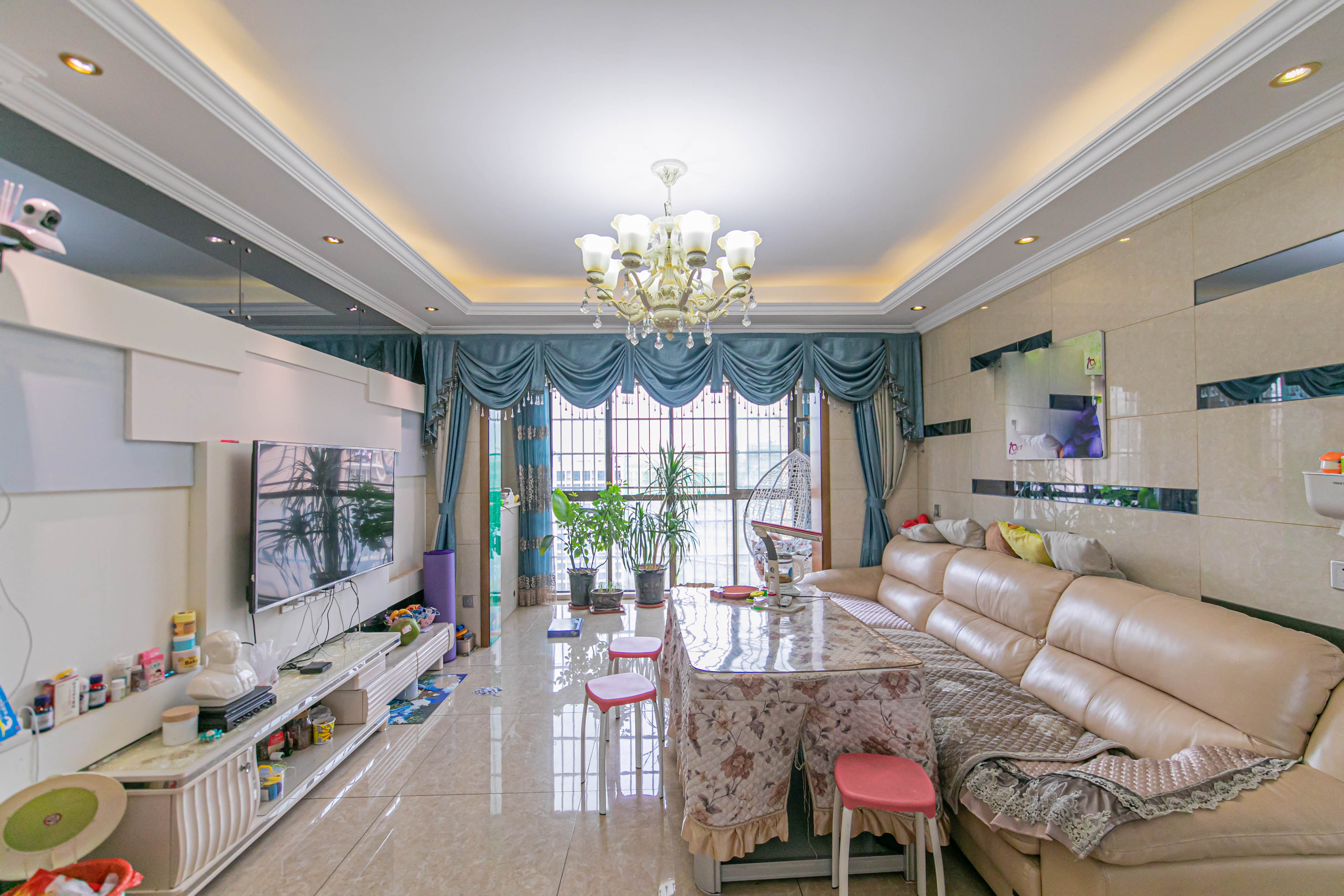 家和院  4室2厅2卫    118.7万客厅