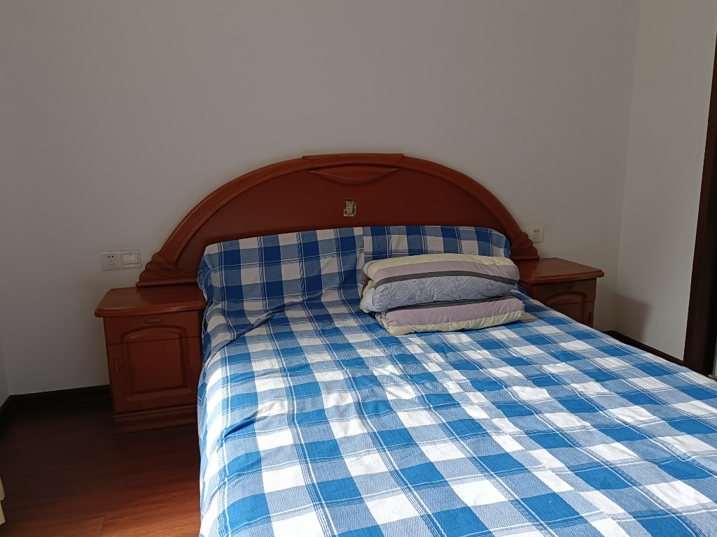 香山美境  5室2厅2卫    108.0万客厅