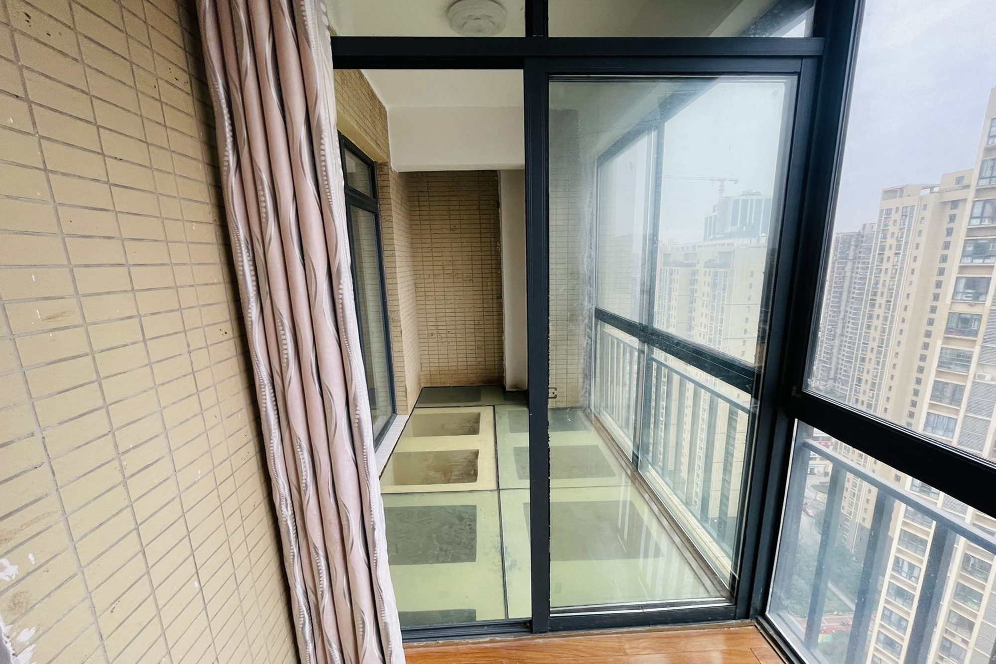 泊爱蓝湾  3室2厅2卫    110.0万阳台