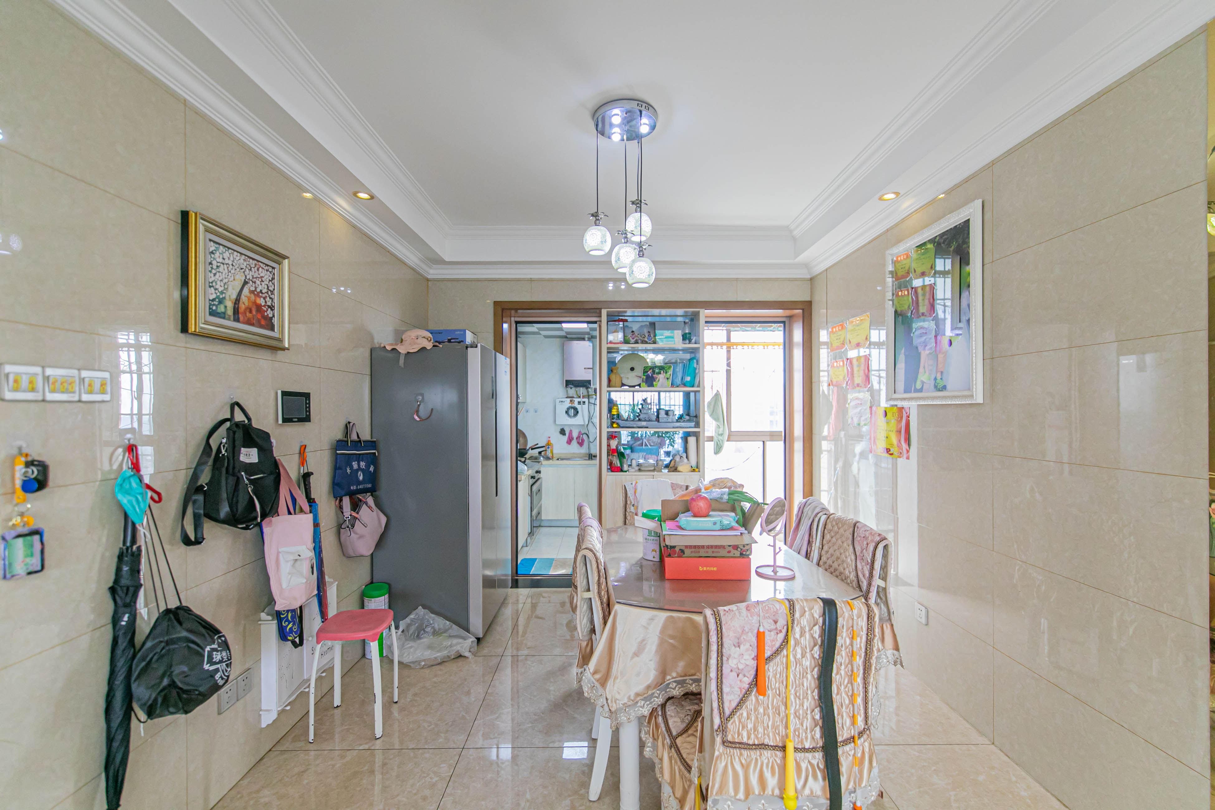 家和院  4室2厅2卫    118.7万客厅