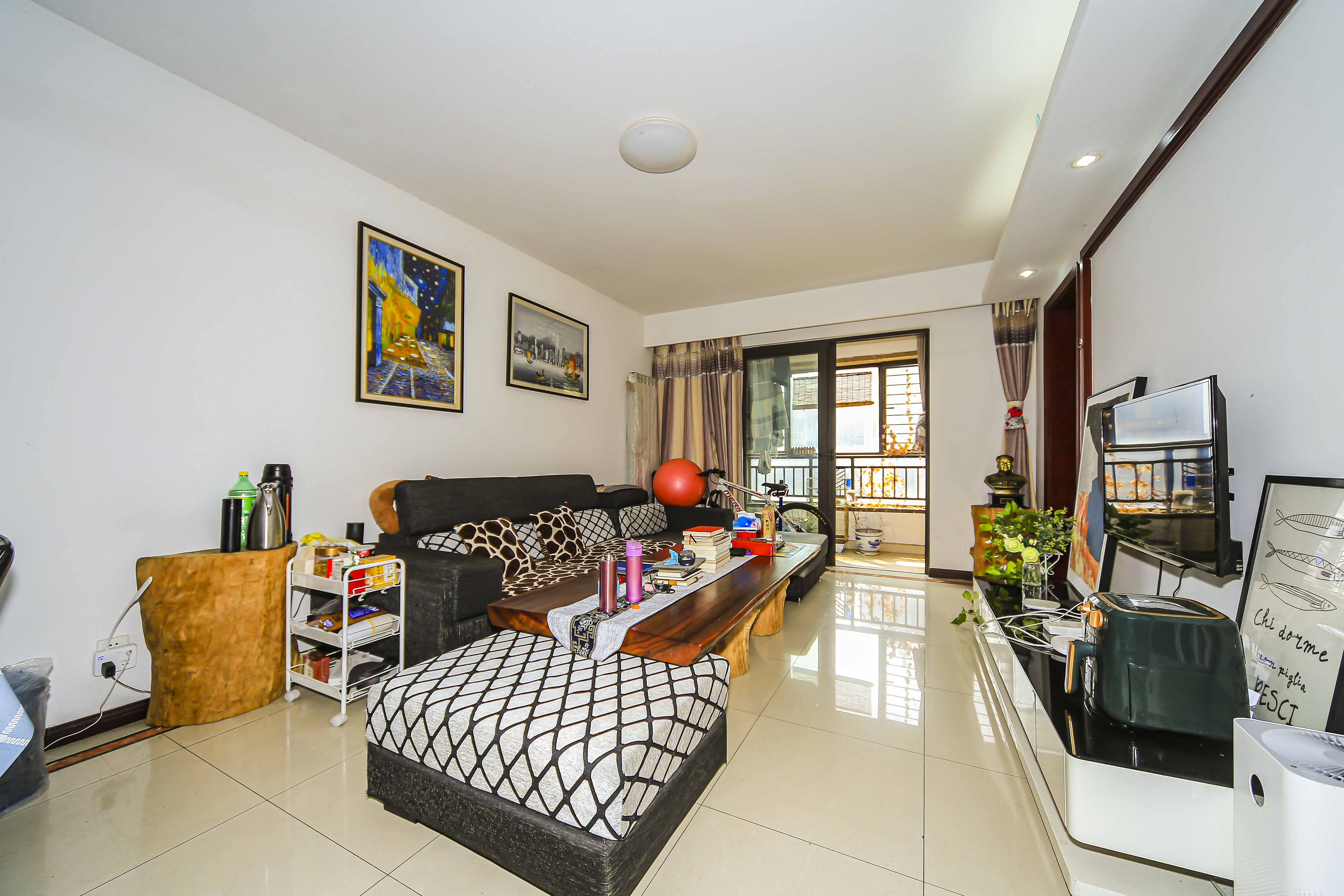 中海国际二期  3室2厅1卫    102.8万 中海国际二期  3室2厅1卫    102.8万客厅