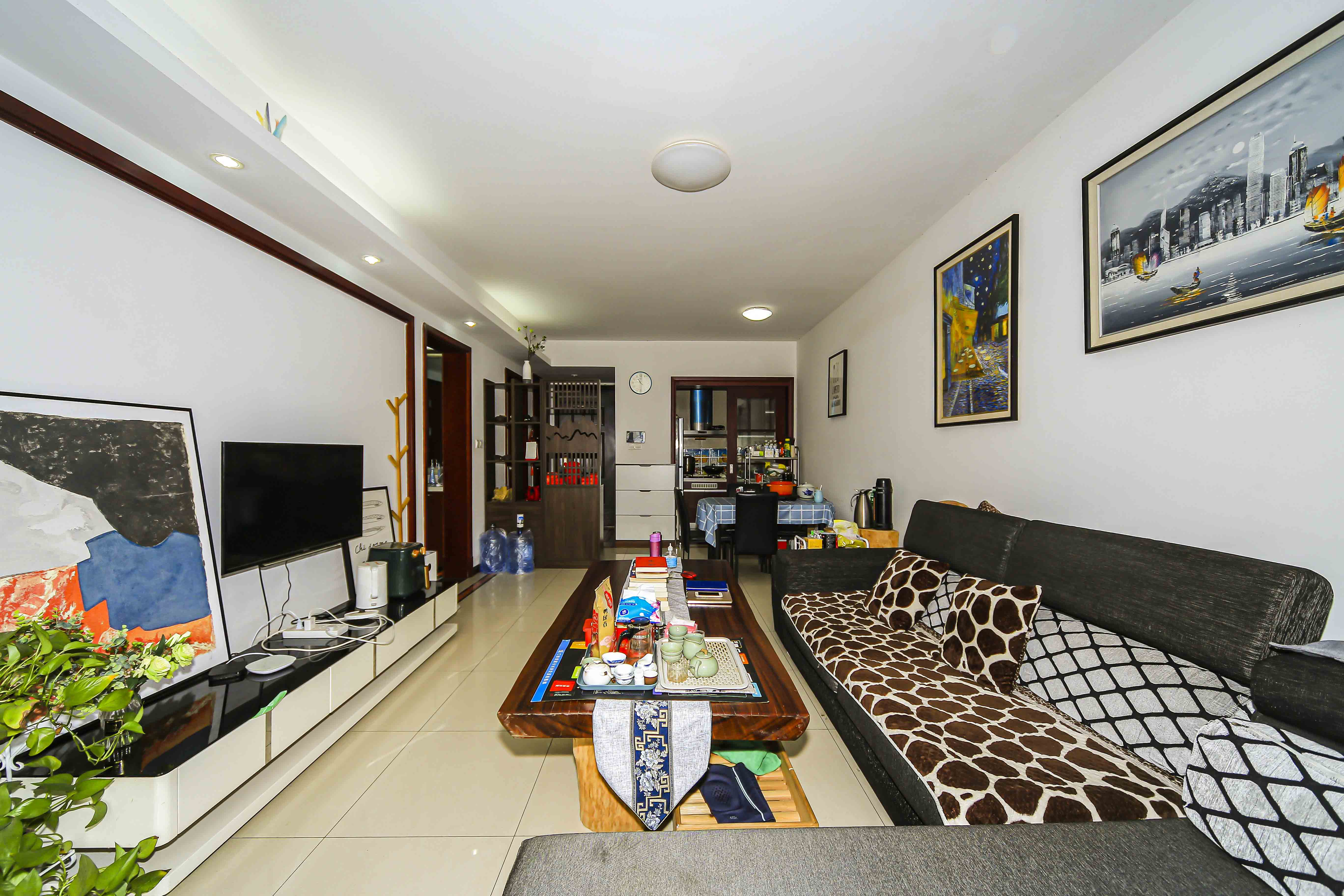 中海国际二期  3室2厅1卫    102.8万 中海国际二期  3室2厅1卫    102.8万客厅