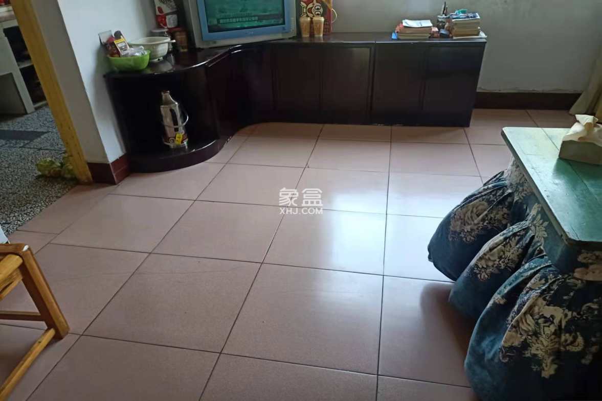 老公安局宿舍 3室2厅1卫 34.8万 老公安局宿舍 3室2厅1卫 34.8万客厅