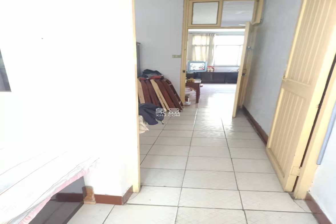 老公安局宿舍 3室2厅1卫 34.8万 老公安局宿舍 3室2厅1卫 34.8万客厅