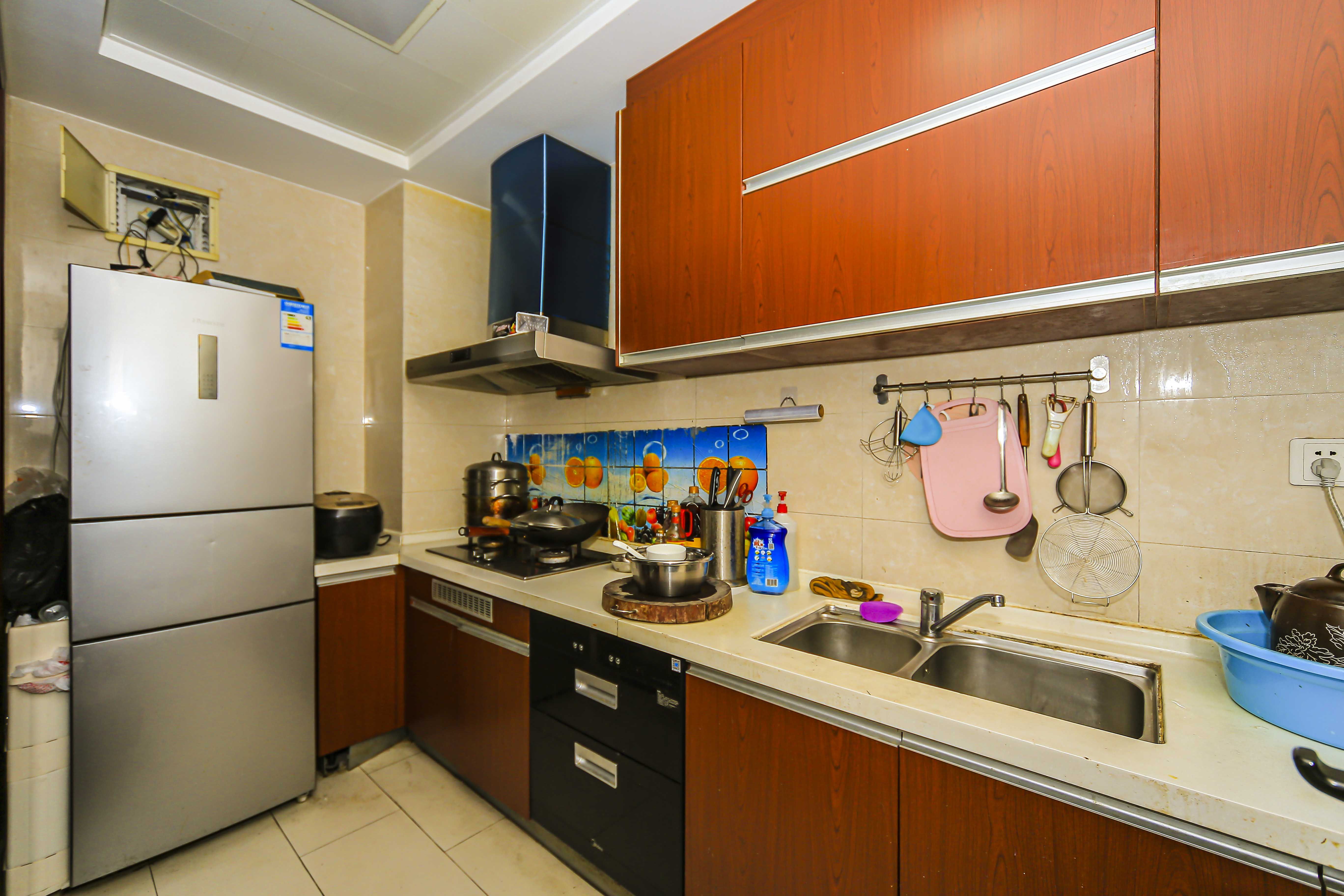 中海国际二期  3室2厅1卫    102.8万 中海国际二期  3室2厅1卫    102.8万厨房