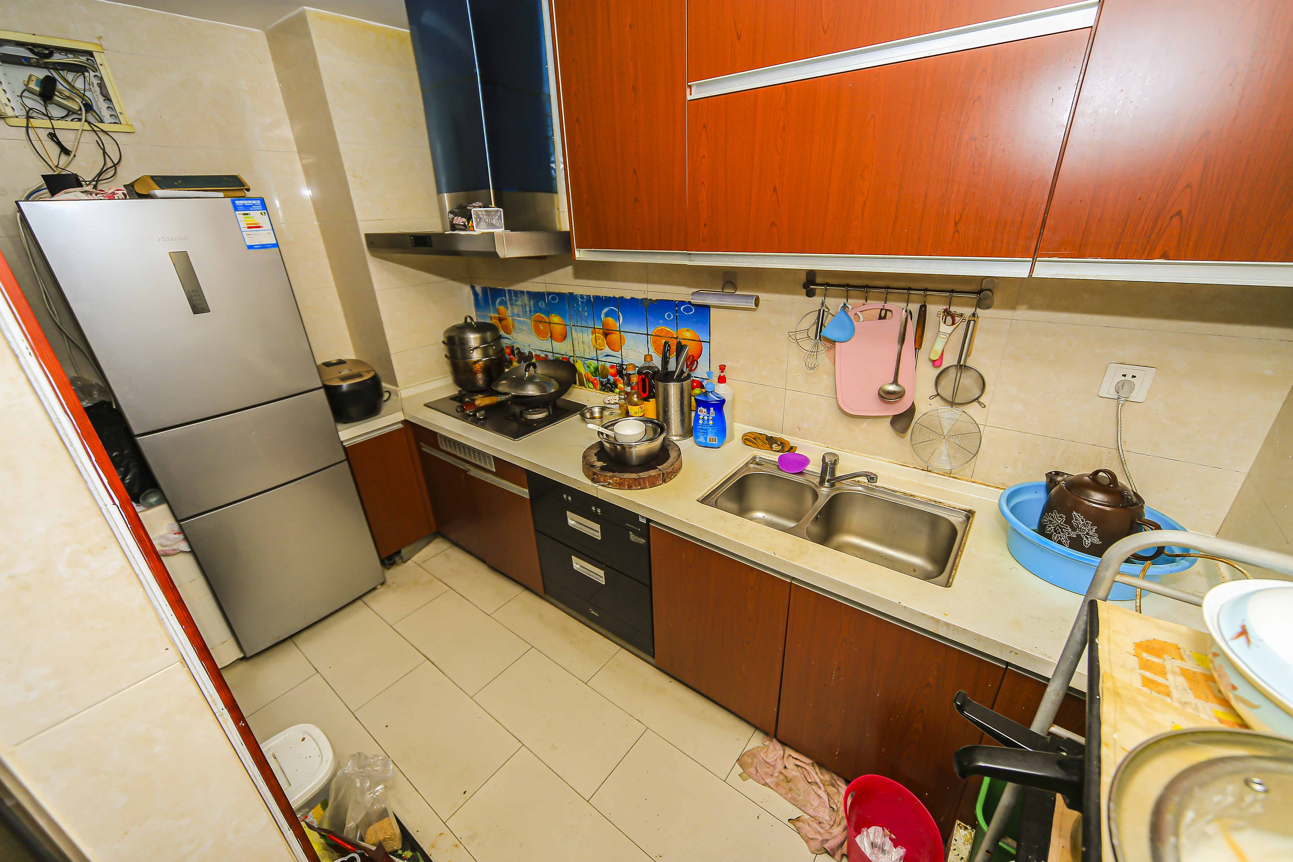 中海国际二期  3室2厅1卫    102.8万 中海国际二期  3室2厅1卫    102.8万厨房