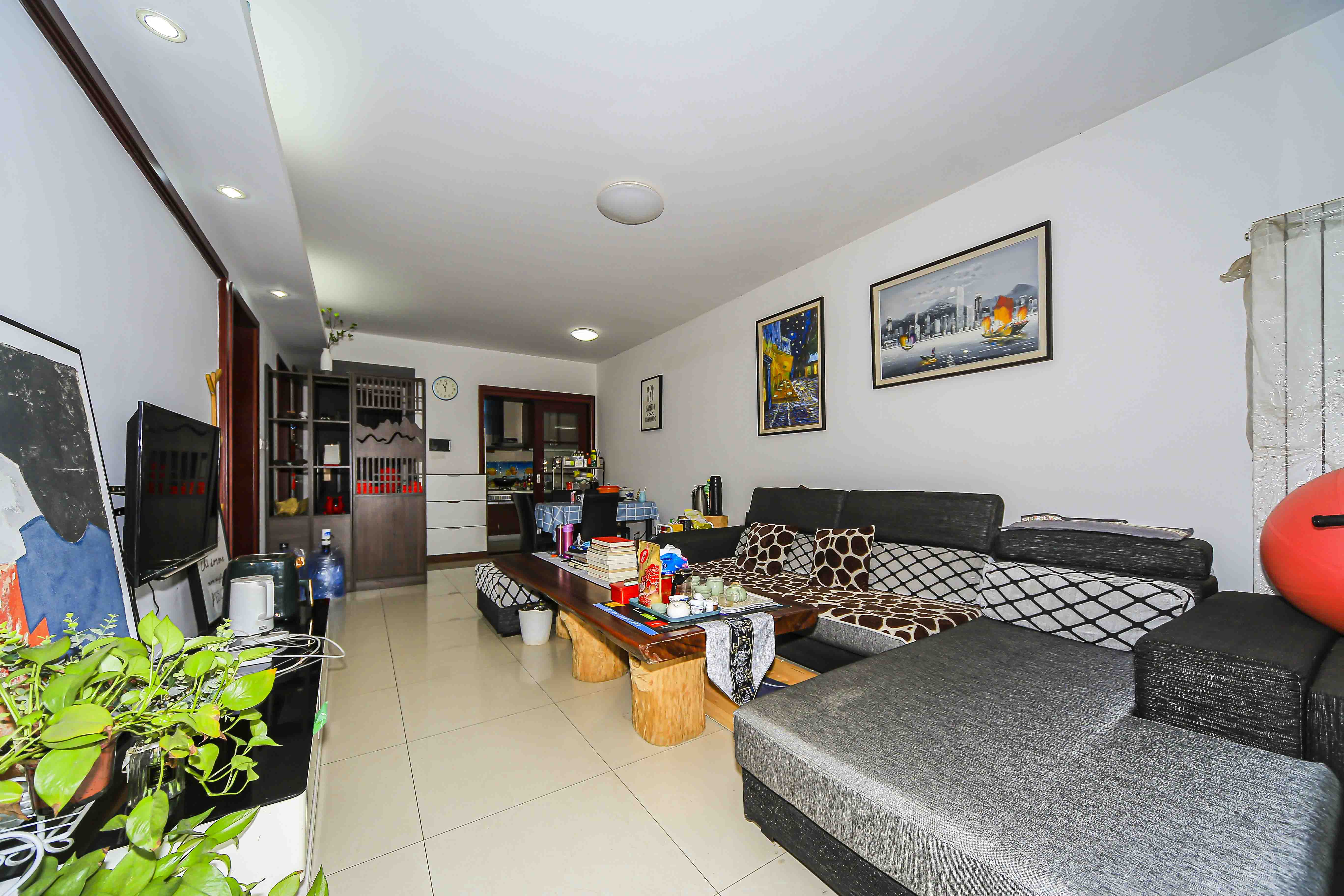 中海国际二期  3室2厅1卫    102.8万 中海国际二期  3室2厅1卫    102.8万客厅