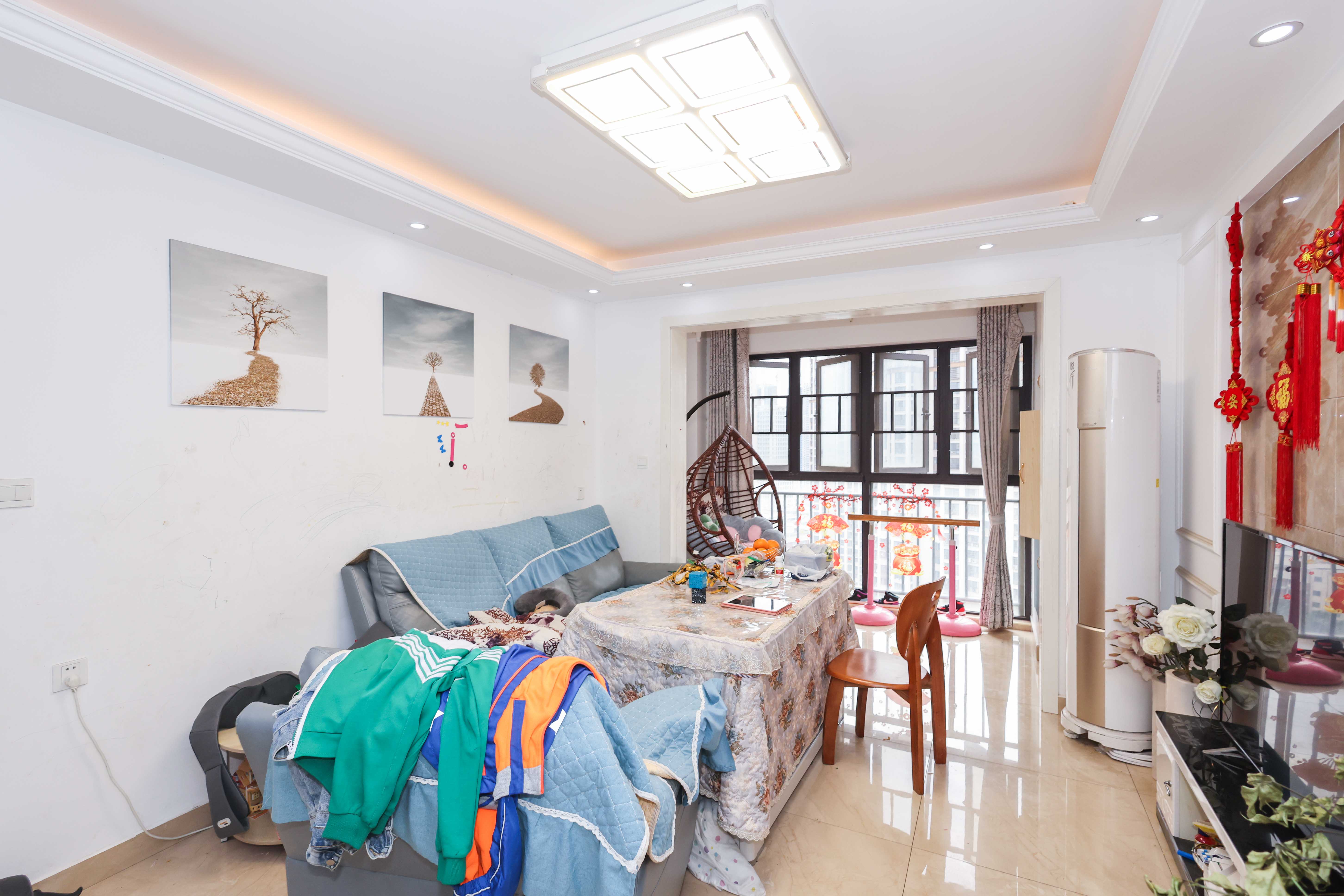 梅溪鑫苑名家  3室2厅2卫    155.0万客厅