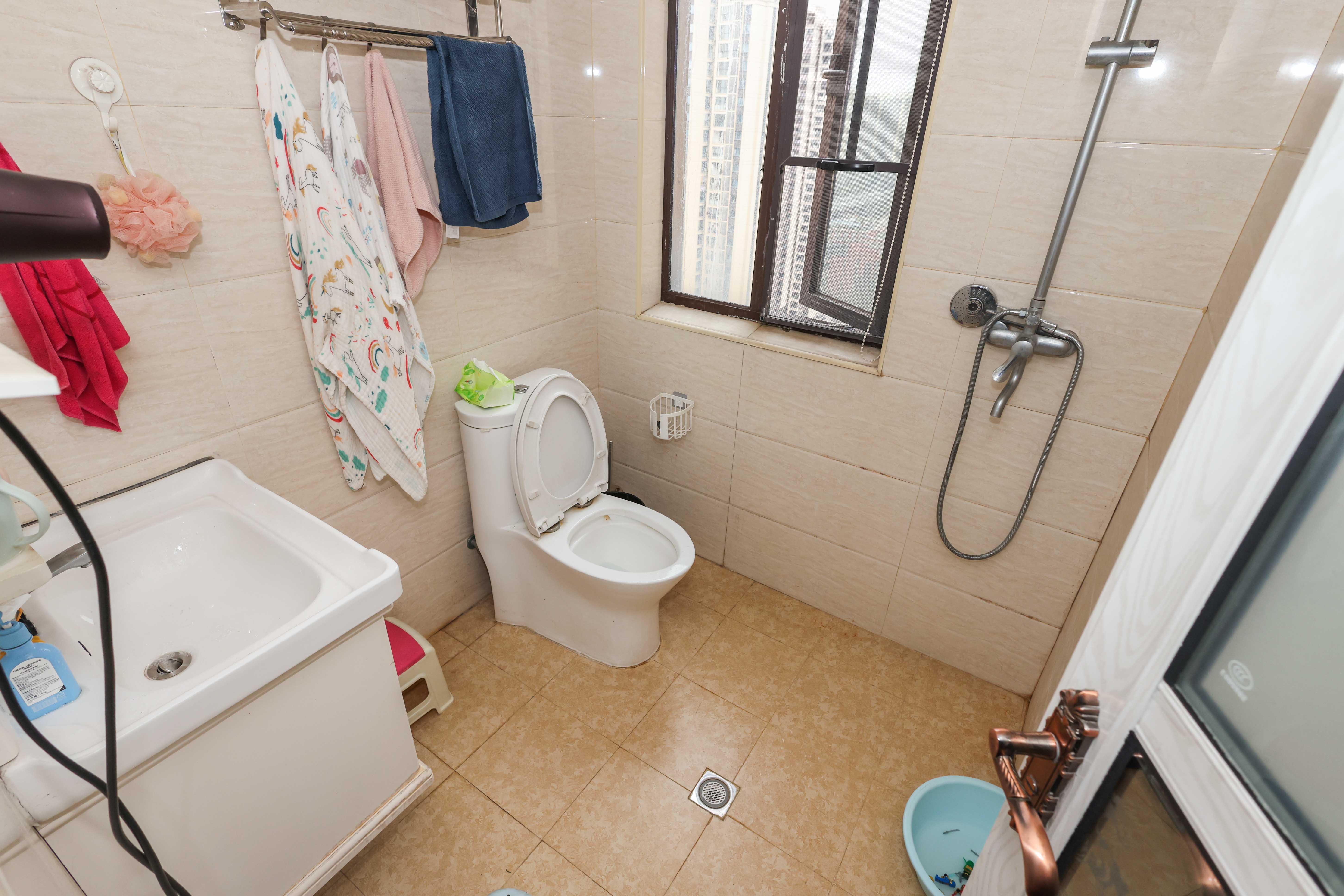 梅溪鑫苑名家  3室2厅2卫    155.0万卫生间