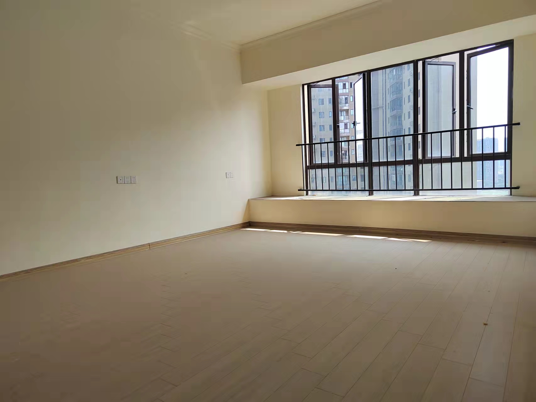 华耀碧桂园十里江湾天汇  4室2厅2卫   2200.00元/月室内图