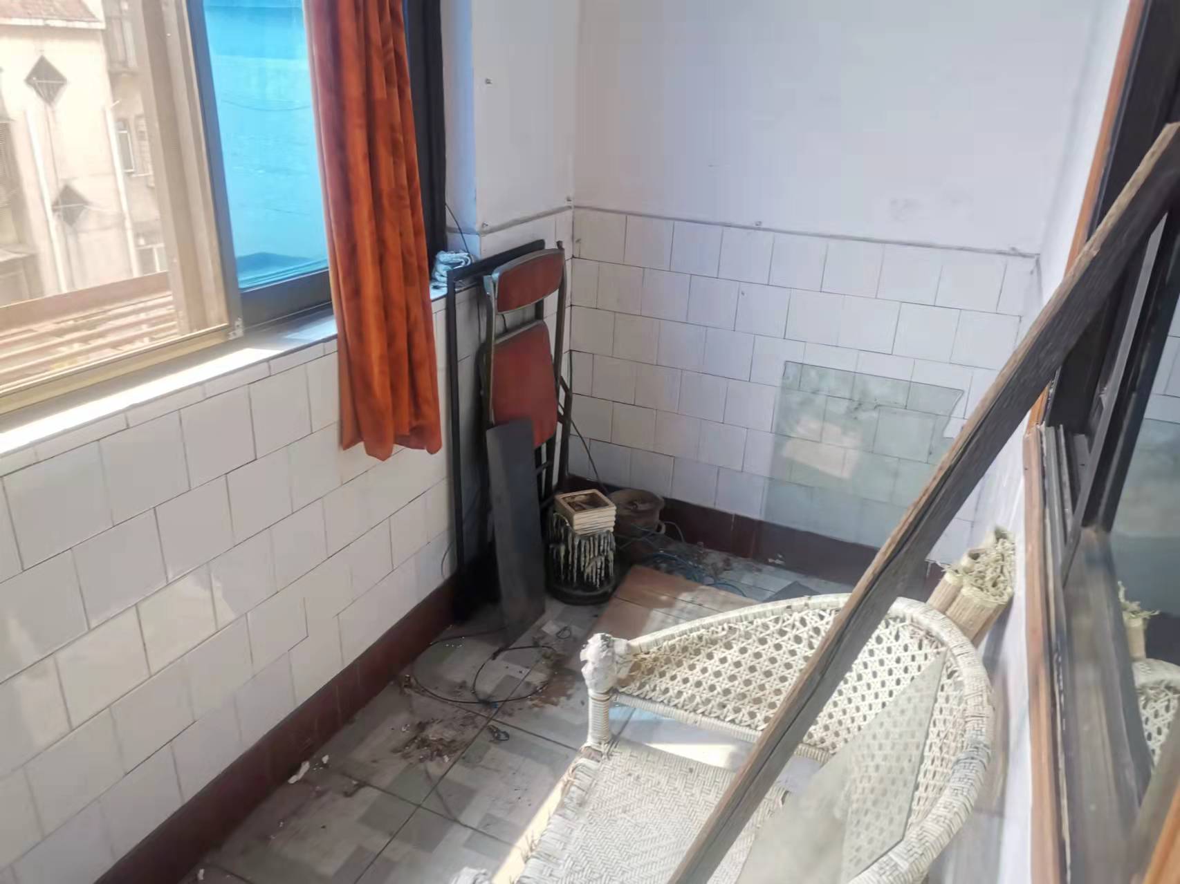 公园社区(青山小区)  3室1厅1卫    19.8万 公园社区(青山小区)  3室1厅1卫    19.8万阳台