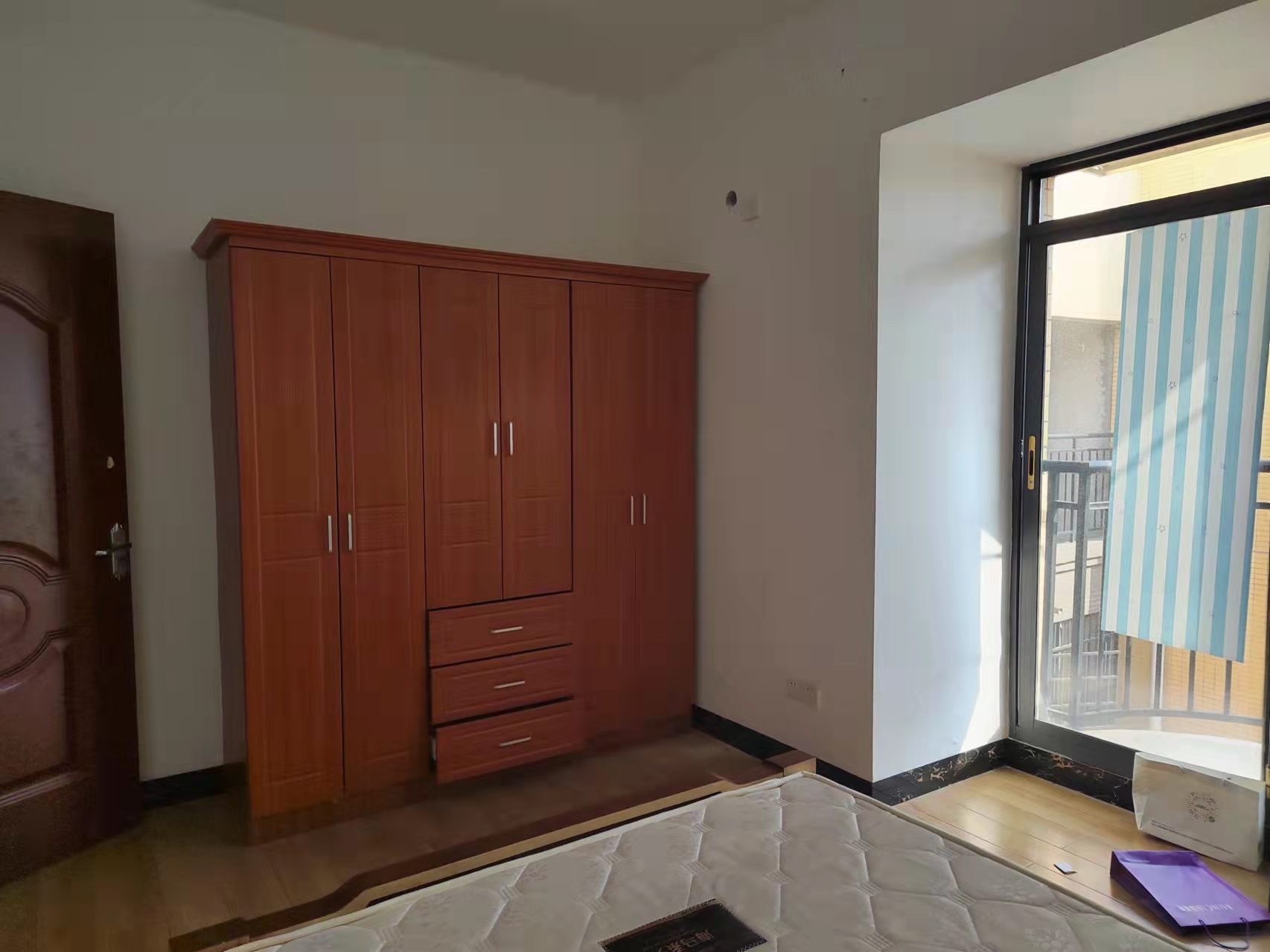 棕榈园 3室2厅1卫 2100.0元/月 棕榈园 3室2厅1卫 2100.0元/月室内图