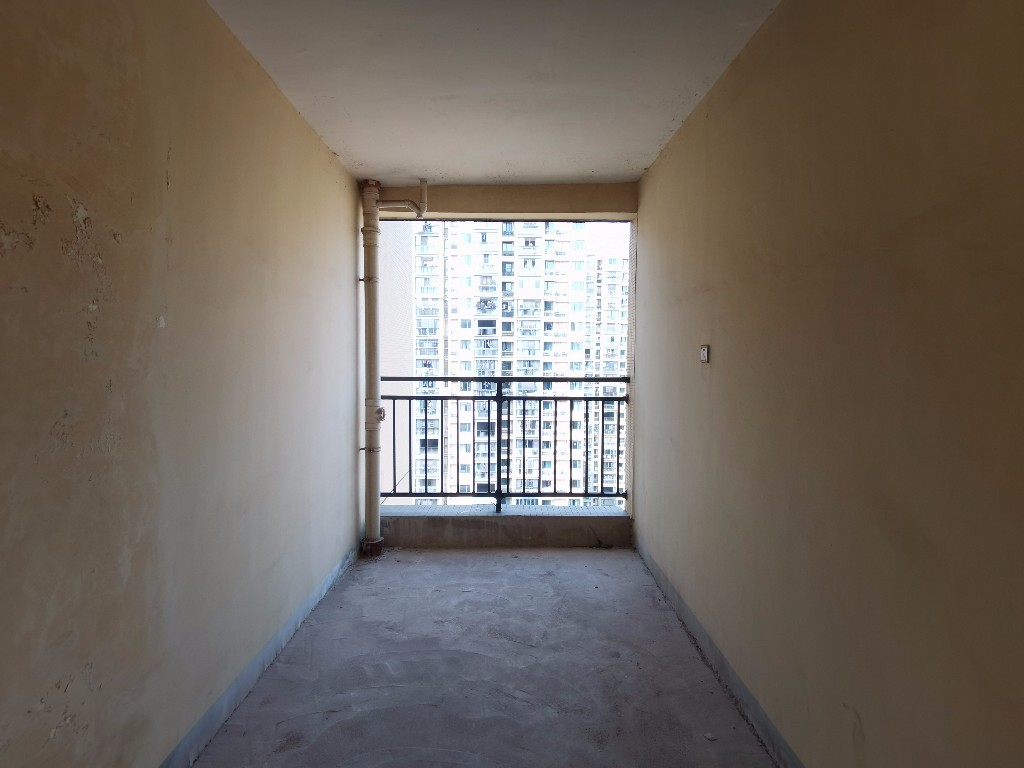 新桂广场 4室2厅1卫 98.0万 新桂广场 4室2厅1卫 98.0万客厅